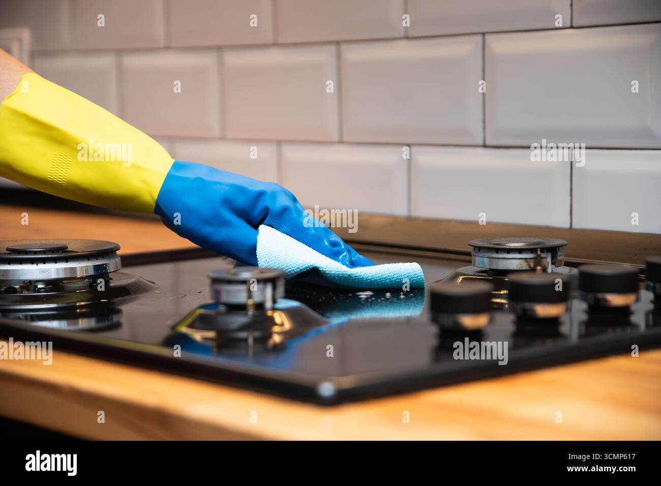 Reinigungsservice. Frau mit Handschuhen, die die Küche reinigen. Oberflächendesinfektion. Stockfoto