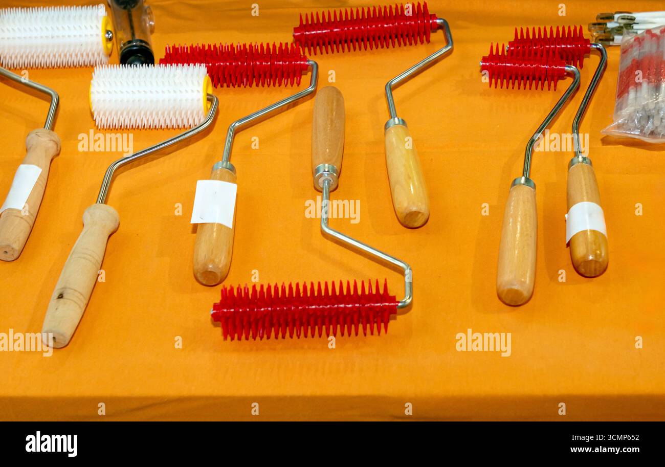 Imkereiausrüstung Rollwerkzeuge auf dem Markt außerhalb Stockfoto