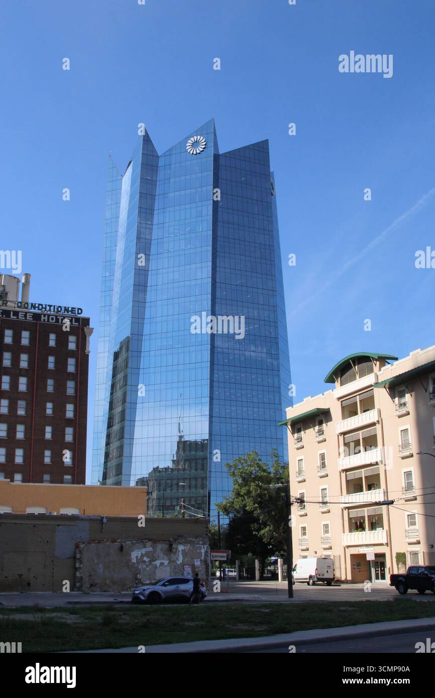 San Antonio, USA. September 2025. Außenansicht des glänzenden Frost Tower (Hauptquartier der Frost Bank) zusammen mit dem älteren Robert E. Lee Hotel und dem City Tower Gebäude in San Antonio, Texas, USA, am 16. September 2025. Der Frost Tower wurde von Pelli Clarke Pelli Architects entworfen. Als es 2019 eröffnet wurde, war es das erste Bürohochhaus, das seit 1989 in der Innenstadt von San Antonio gebaut wurde. (Foto: Carlos Kosienski/SIPA USA) Credit: SIPA USA/Alamy Live News Stockfoto