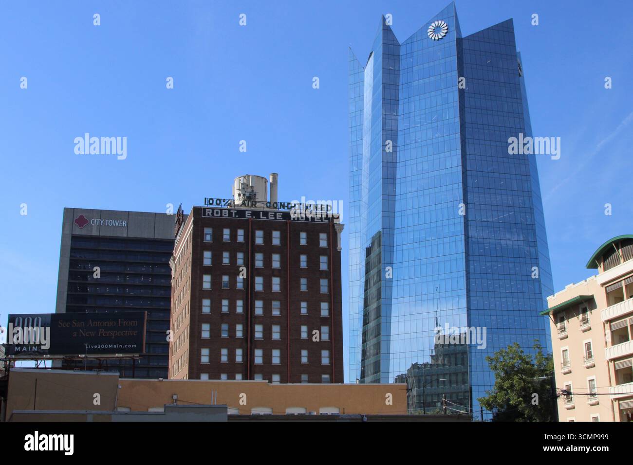 San Antonio, USA. September 2025. Außenansicht des glänzenden Frost Tower (Hauptquartier der Frost Bank) zusammen mit dem älteren Robert E. Lee Hotel und dem City Tower Gebäude in San Antonio, Texas, USA, am 16. September 2025. Der Frost Tower wurde von Pelli Clarke Pelli Architects entworfen. Als es 2019 eröffnet wurde, war es das erste Bürohochhaus, das seit 1989 in der Innenstadt von San Antonio gebaut wurde. (Foto: Carlos Kosienski/SIPA USA) Credit: SIPA USA/Alamy Live News Stockfoto