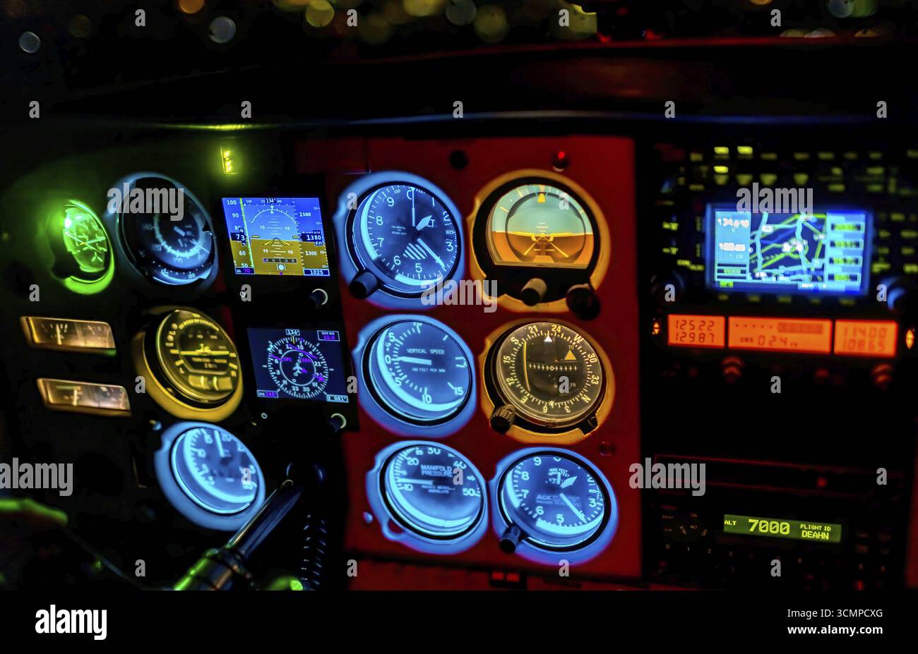 Luftaufnahme, Flugzeugcockpit, Cessna 172 RG, Nachtbeleuchtung, Drewer, Marl, Ruhrgebiet, Nordrhein-Westfalen, Deutschland, DE, Dämmerungsfoto Stockfoto