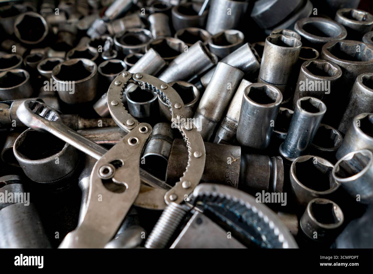 Ein unorganisiertes Sortiment an Metallwerkzeugen und Hardware-Komponenten. Stockfoto