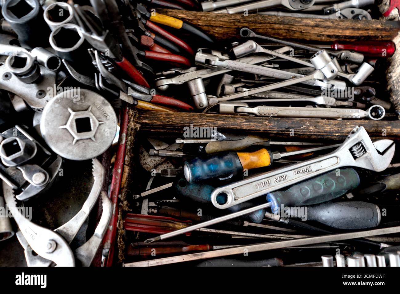 Ein unorganisiertes Sortiment an Metallwerkzeugen und Hardware-Komponenten. Stockfoto