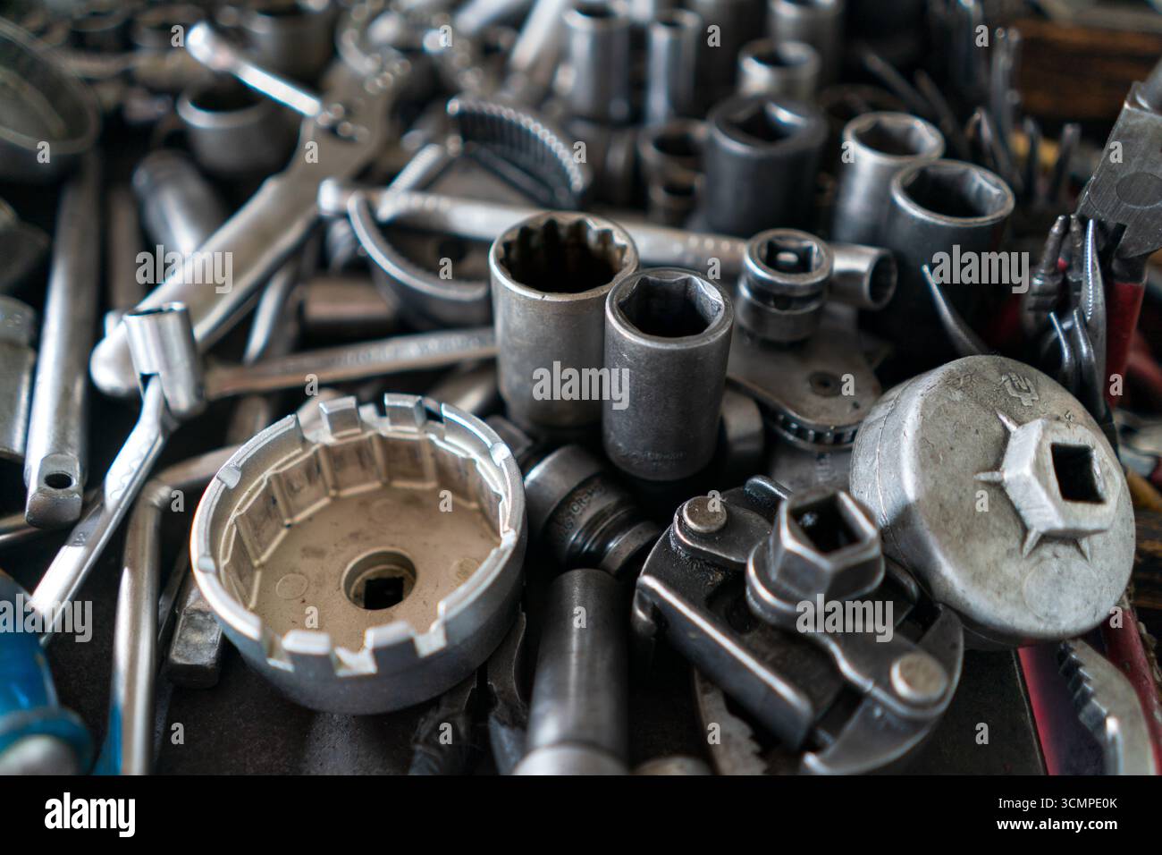 Ein unorganisiertes Sortiment an Metallwerkzeugen und Hardware-Komponenten. Stockfoto