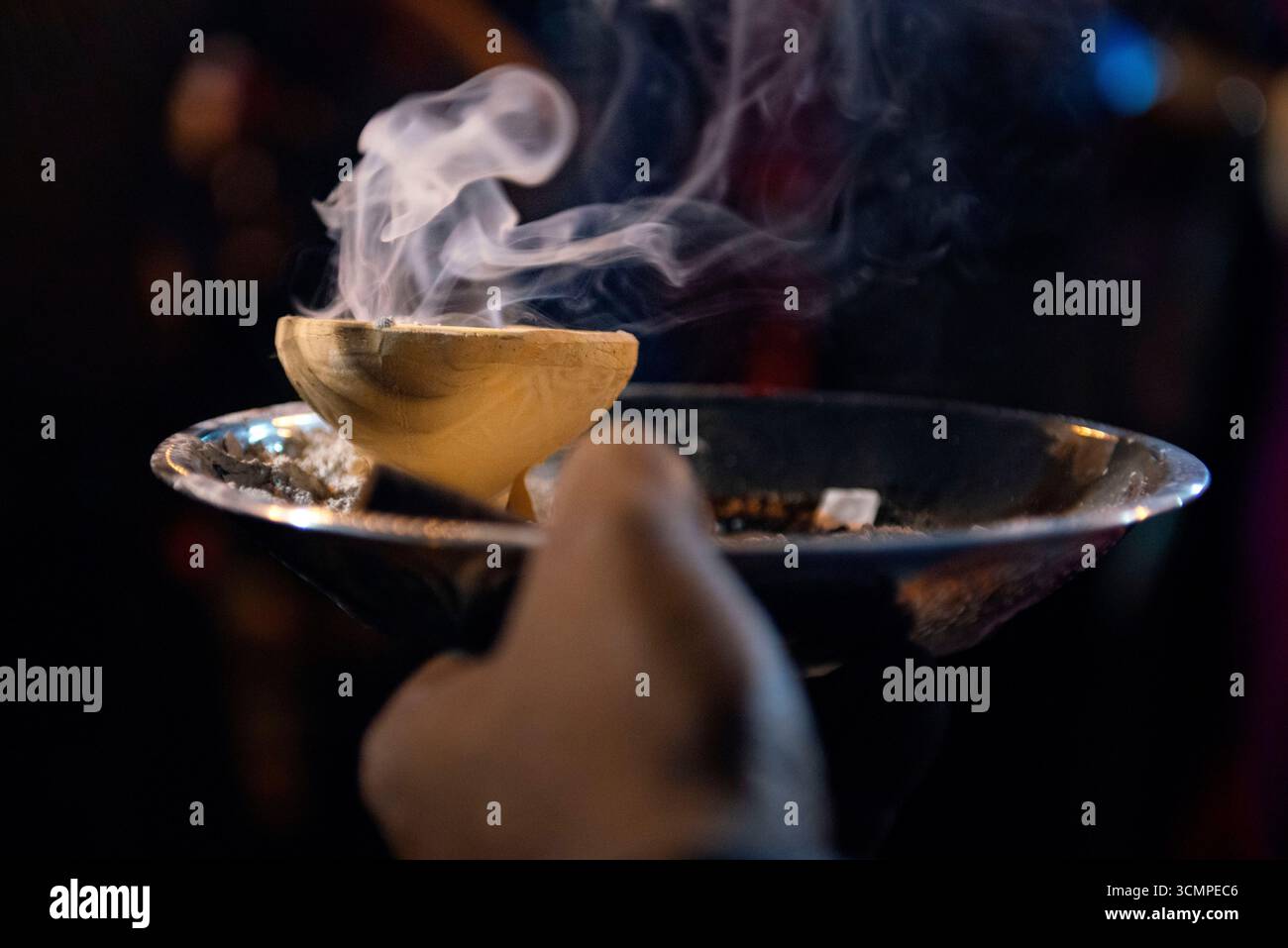 Geweihter, der während des Thaipusam-Festivalrituals Weihrauch hält, wobei Rauch in der Luft aufsteigt Stockfoto