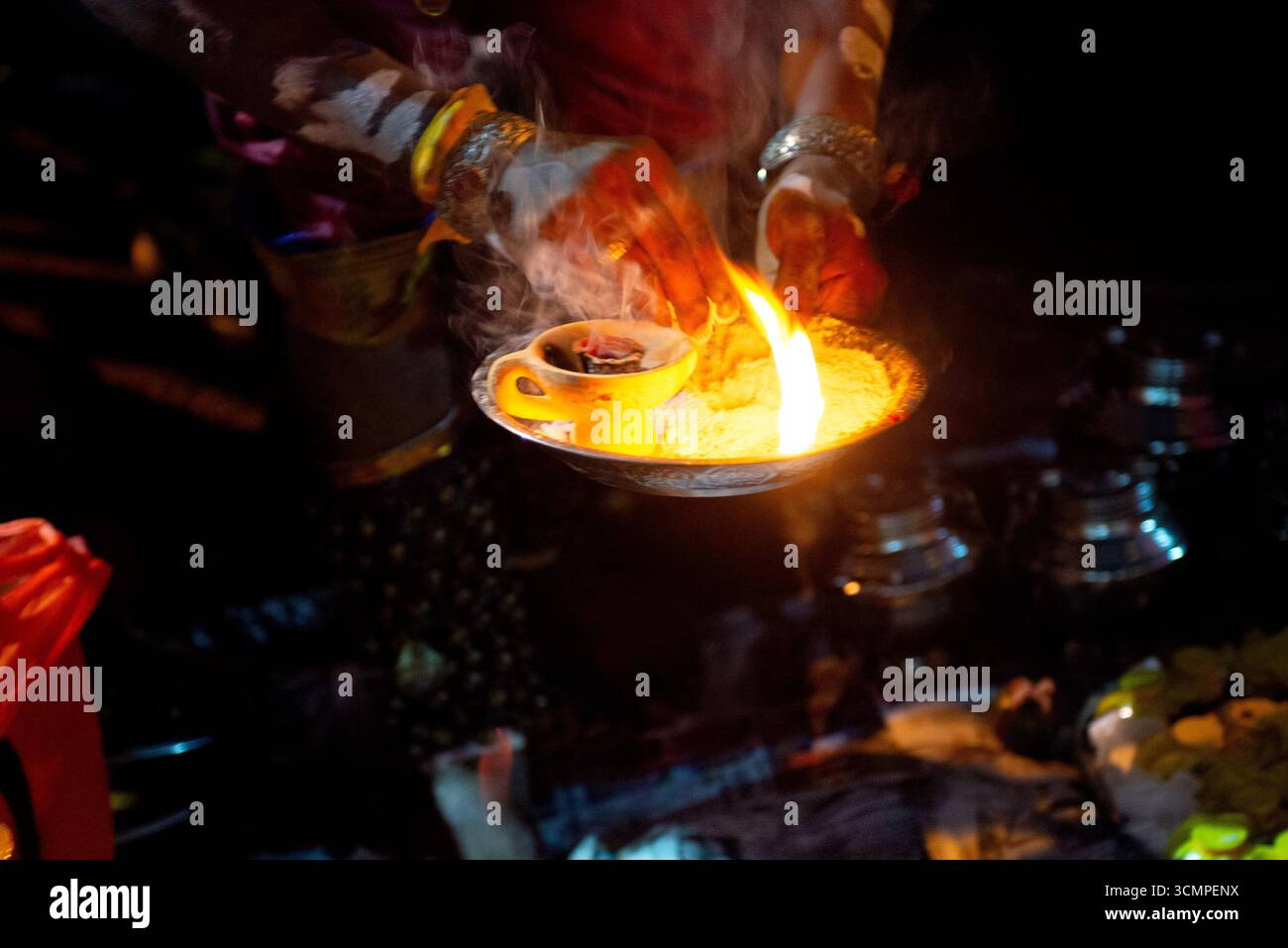 Geweihter, der während des Thaipusam-Festivalrituals Weihrauch hält, wobei Rauch in der Luft aufsteigt Stockfoto