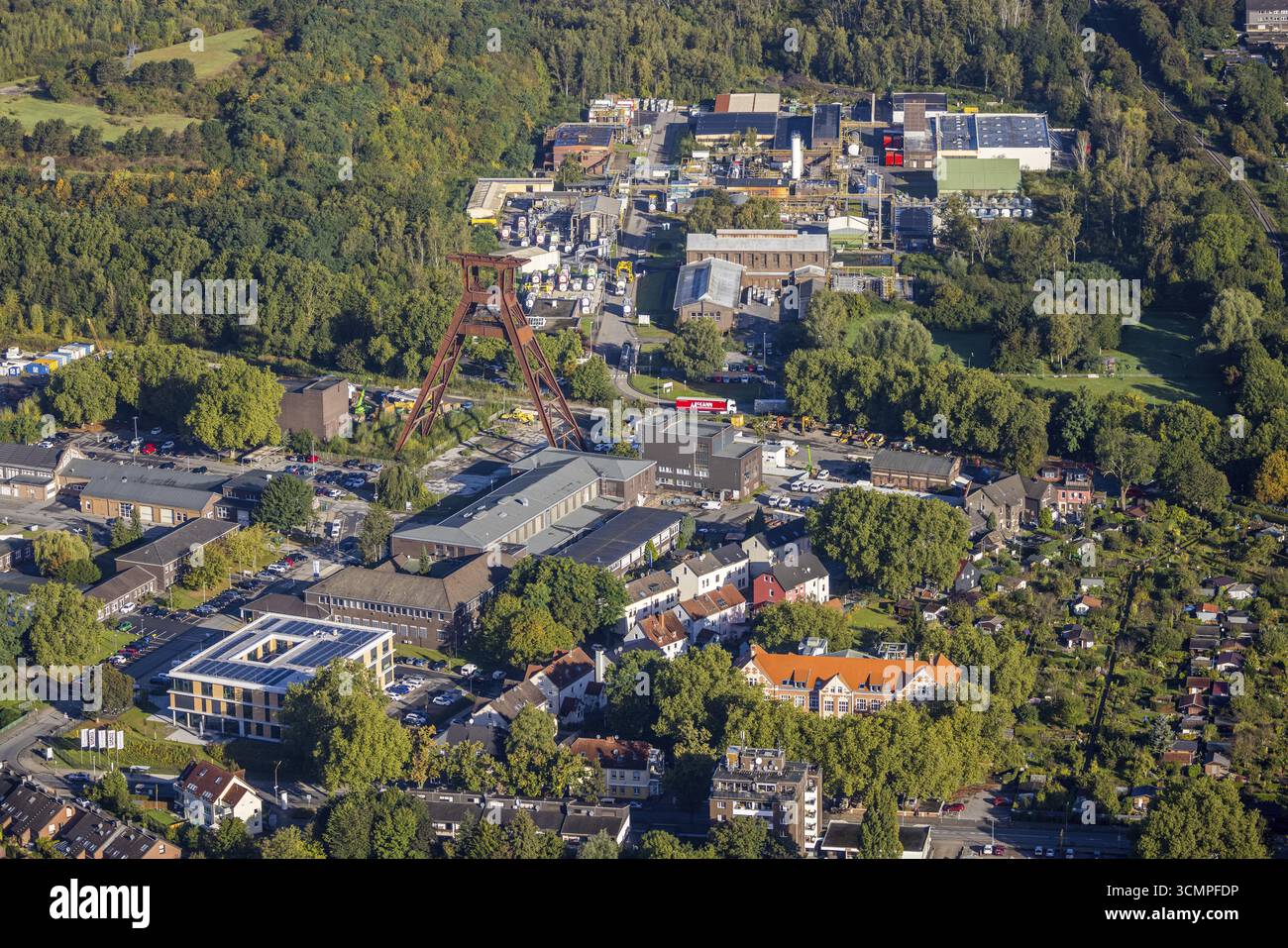 Luftansicht, Industriegebiet Wilhelmstraße mit Wendeturm der ehemaligen Zeche Pluto und Chemiewerk innospec Deutschland in der Wanne Stockfoto