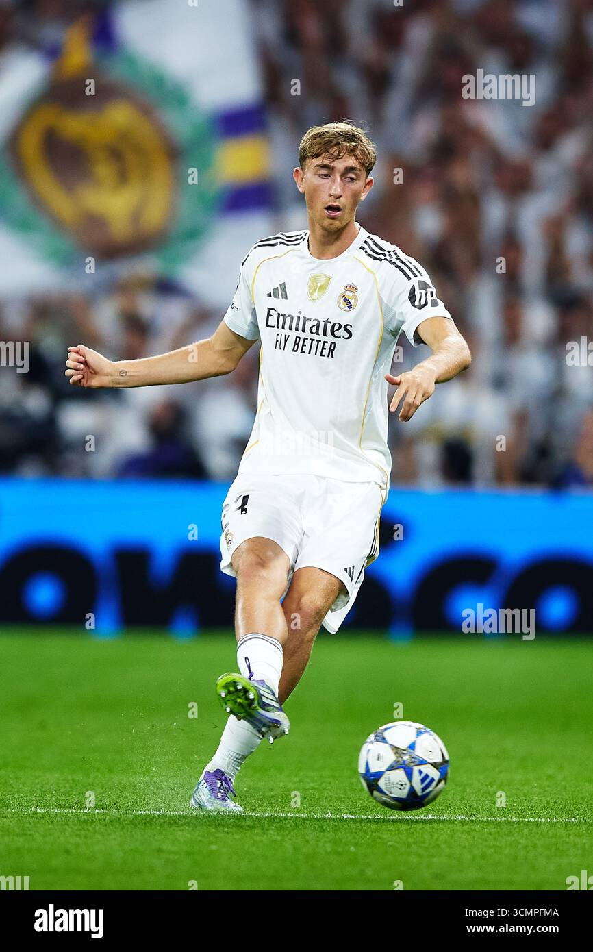 MADRID, SPANIEN - 16. SEPTEMBER: Dean Huijsen von Real Madrid während des MD1-Spiels der UEFA Champions League 2025/26 zwischen Real Madrid C.F. und Olympique de Marseille im Estadio Santiago Bernabeu am 16. September 2025 in Madrid. (Foto von QSP) Stockfoto