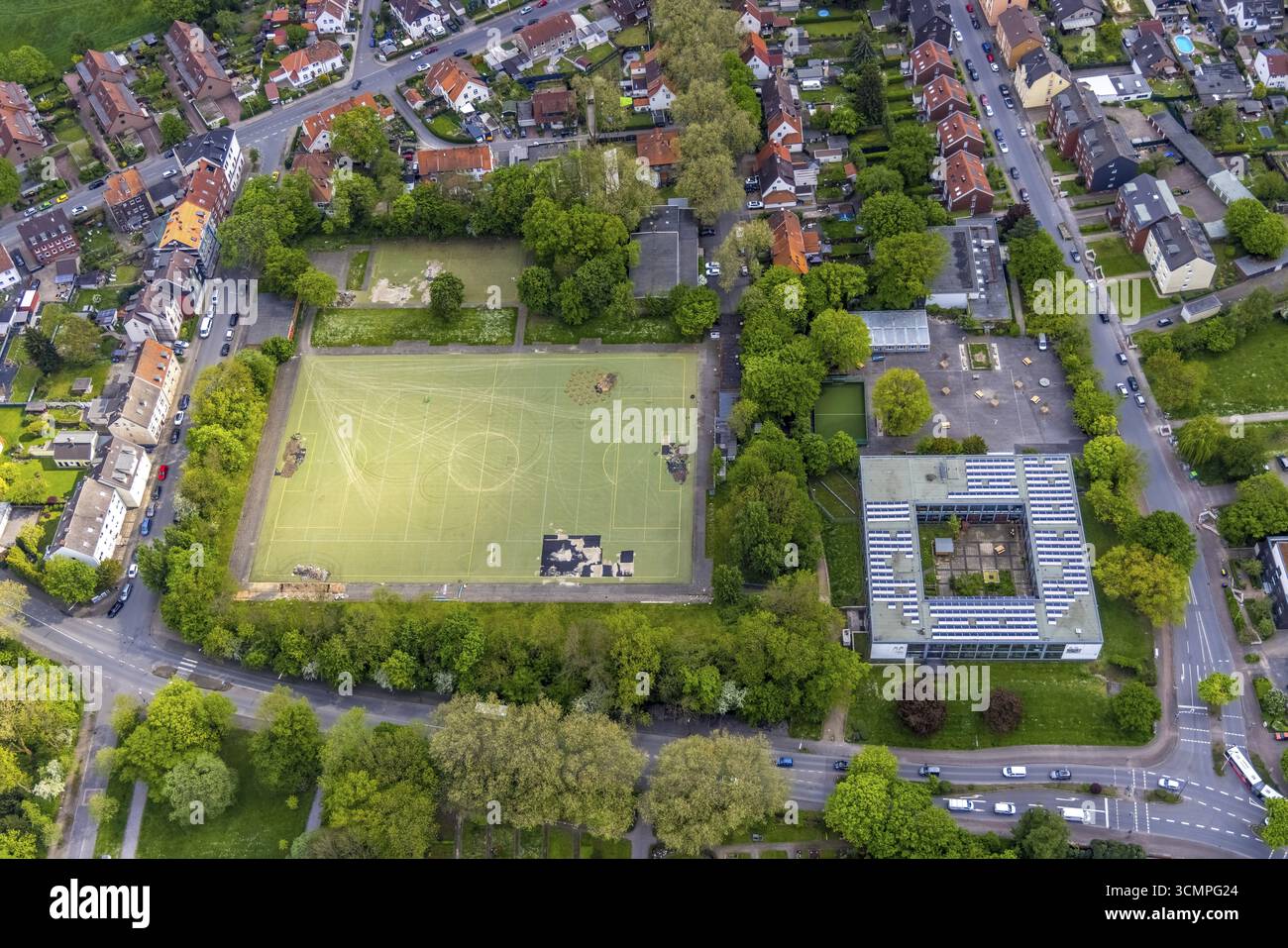 Aus der Vogelperspektive, Hans-Tilkowski-Schule und Sportplatz, Eickel, Herne, Ruhrgebiet, Nordrhein-Westfalen, Deutschland Stockfoto
