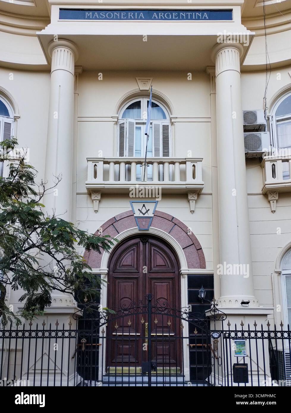 Detail des Haupteingangs zum historischen Grand Lodge of Argentina Gebäude mit seiner geschnitzten Holztür und dem Freimaurersymbol des Platzes und Co Stockfoto