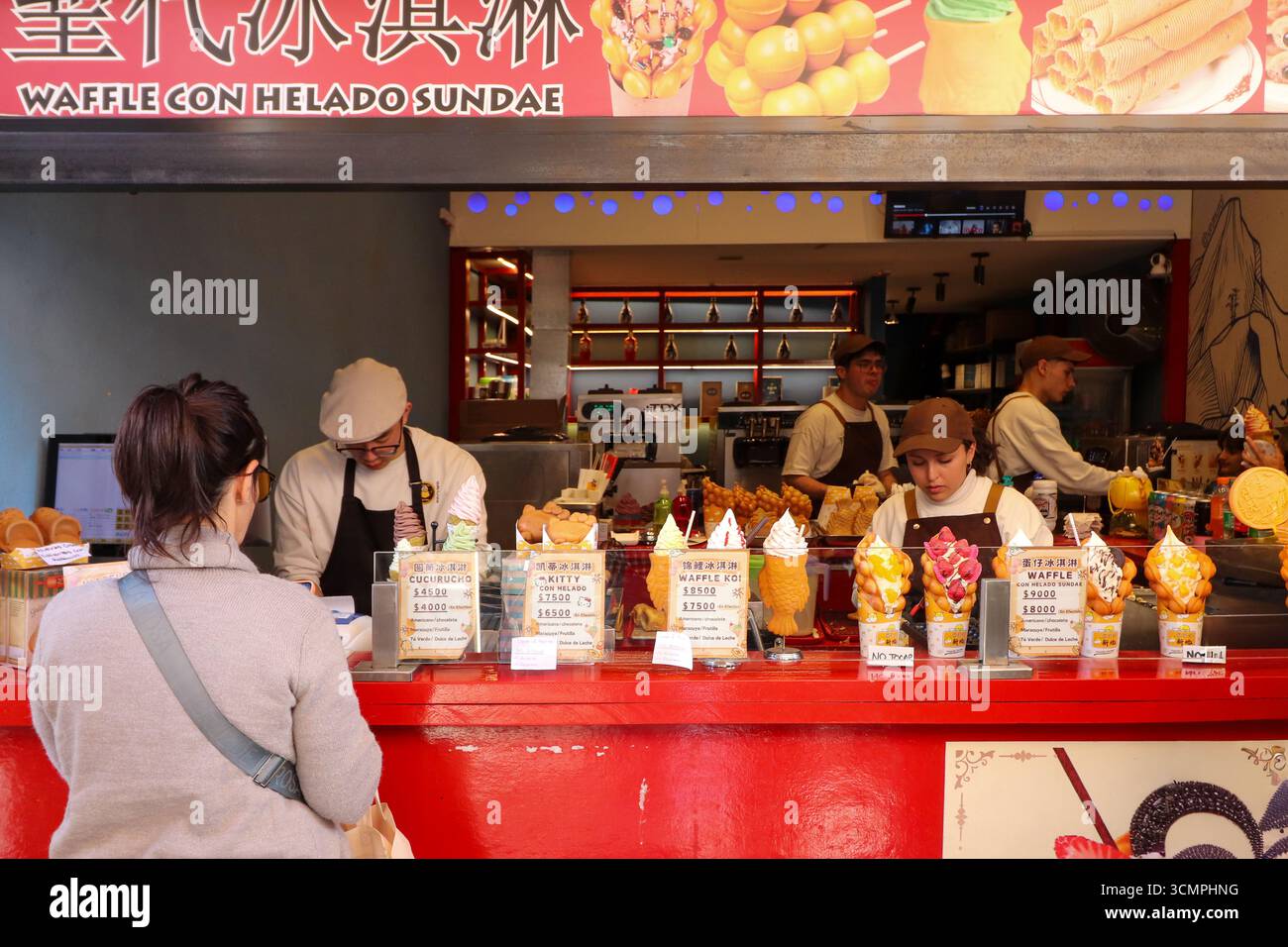 Ein Dessertgeschäft, in dem Fisch- und katzenförmige Waffeln verkauft werden, garniert mit Eis und verschiedenen Belägen, in Chinatown. Buenos Aires, Argentinien. Stockfoto