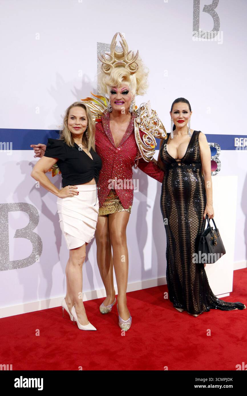 Regina Halmich, Olivia Jones und Djamila Rowe kamen am 11 S bei der Bertelsmann Sommerparty 2025 im Bertelsmann Repräsentantenbüro in Berlin an Stockfoto