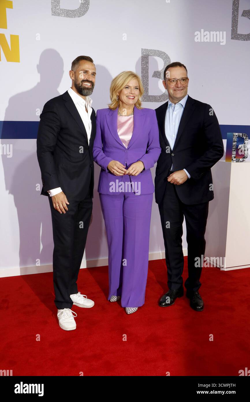 Daniel Funke, Julia Kloeckner und Jens Spahn kamen bei der Bertelsmann Sommerparty 2025 in der Bertelsmann Repräsentanz in Berlin am 11 SE an Stockfoto