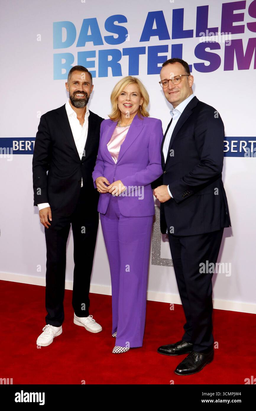 Daniel Funke, Julia Kloeckner und Jens Spahn kamen bei der Bertelsmann Sommerparty 2025 in der Bertelsmann Repräsentanz in Berlin am 11 SE an Stockfoto