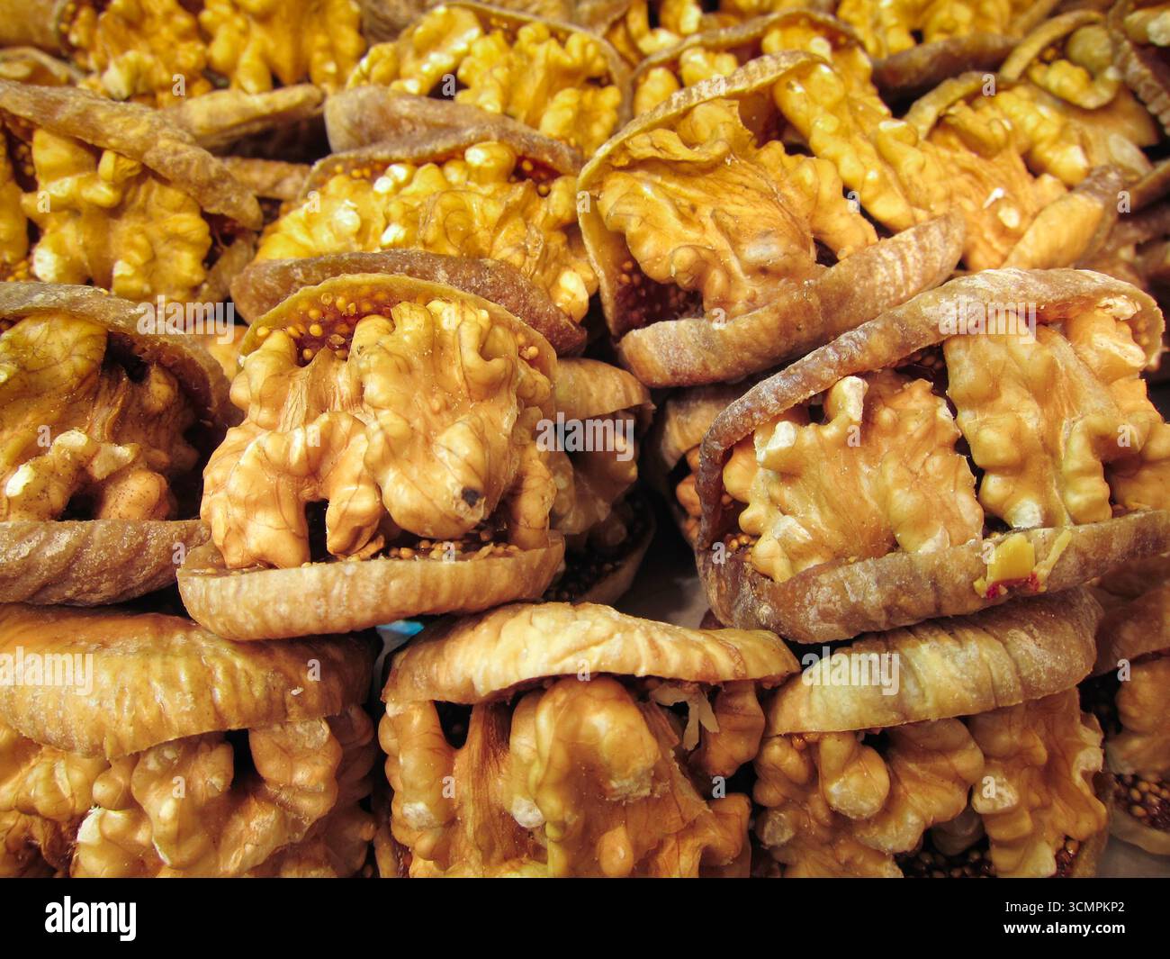 Eine herrliche Auswahl an traditionellen türkischen Süßigkeiten, die die Kunstfertigkeit der Süßwaren zeigen. Stockfoto