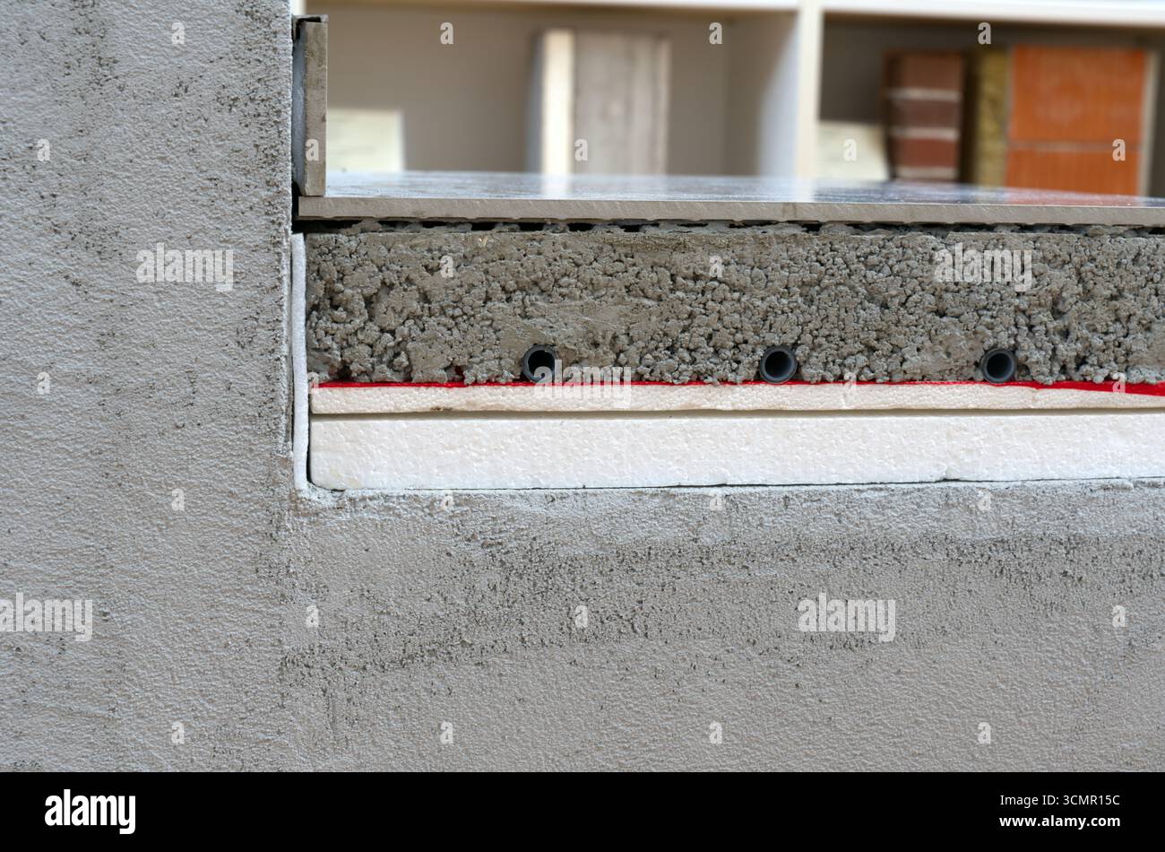 Eine Schnittansicht zeigt die Schichten der Gebäudestruktur, einschließlich Beton, Dämmung und Heizungsrohre Stockfoto Eine Schnittansicht zeigt die Schichten der Gebäudestruktur, einschließlich Beton, Dämmung und Heizungsrohre Stockfoto