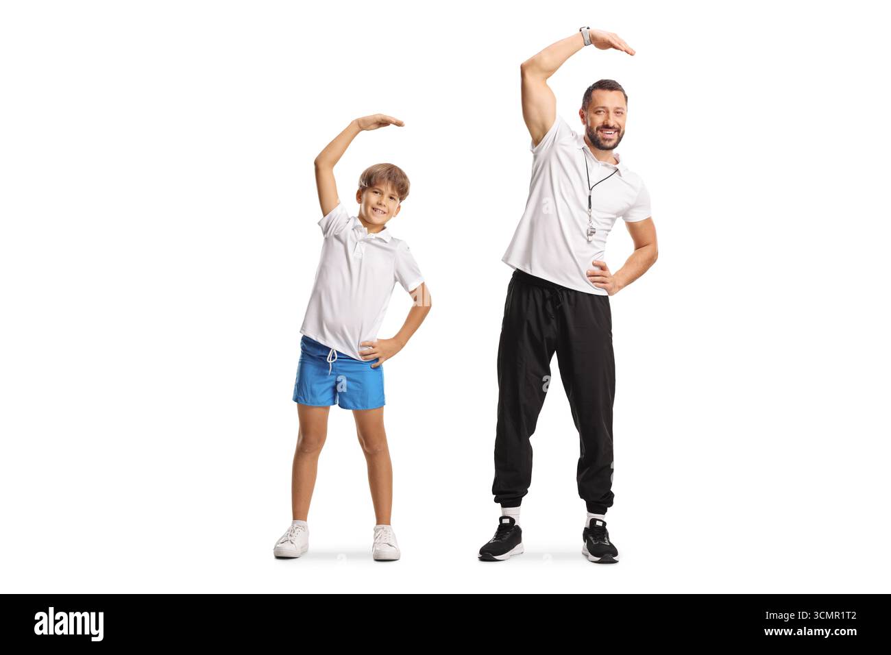 Sporttrainer und ein Kind, das die Arme auf weißem Hintergrund ausdehnt Stockfoto