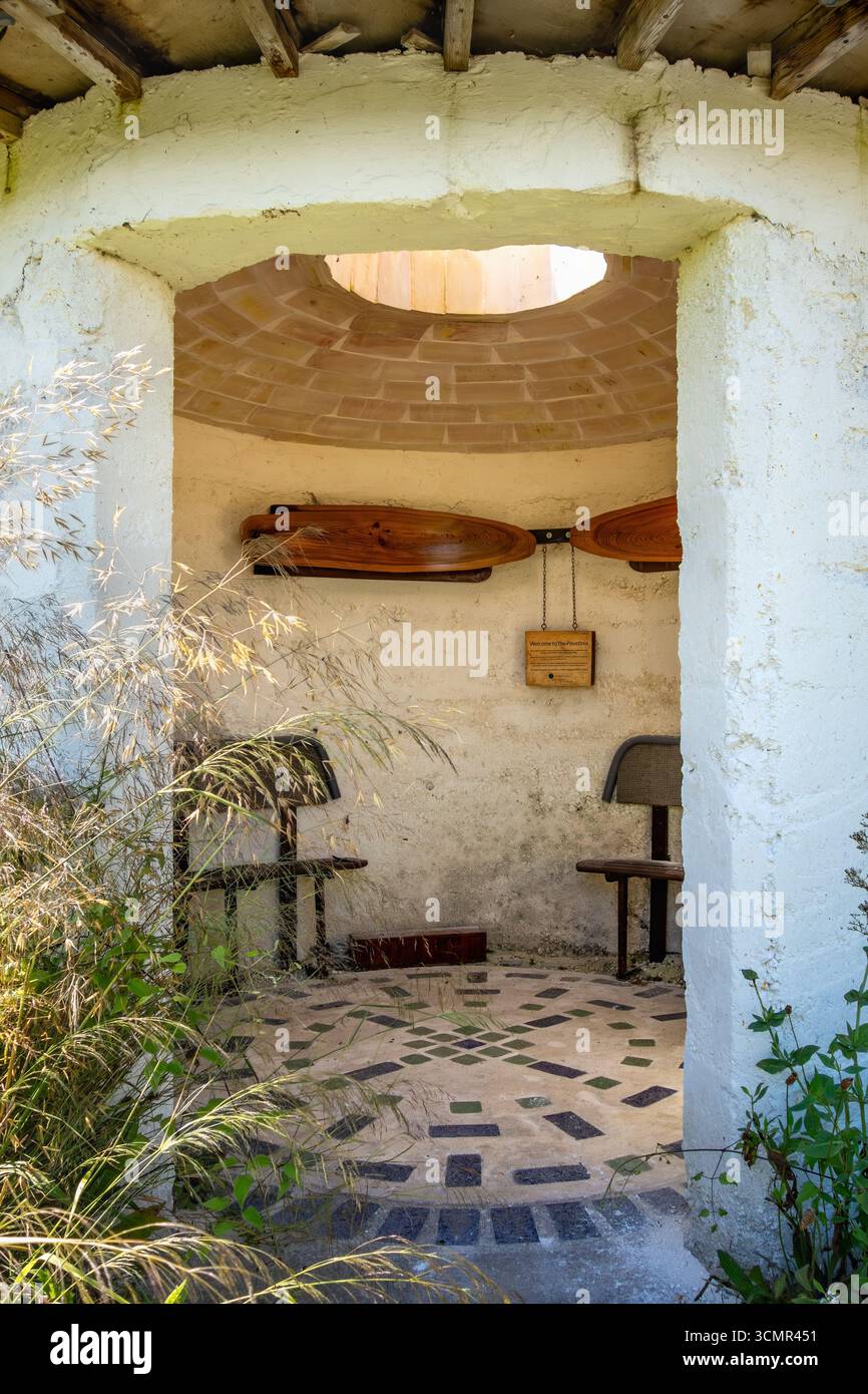 Das Poustinia-Gebäude wurde gebaut, um gerammte Kreidewände und ein katalanisches Gewölbedach zu testen, bevor sie in das Pines Calyx-Gebäude integriert wurden Stockfoto