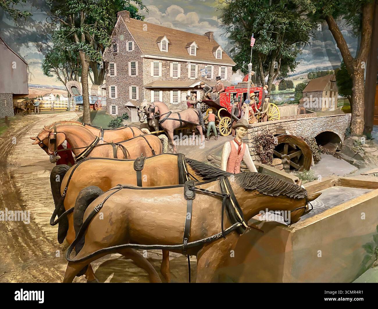 3D Kolonialszene, Kunst, Smithton Inn, Postkutsche, Mühle, Scheune, Pferde, Menschen, Wasser, Schatten Ahorn, Lancaster County, Pennsylvania, East Earl, PA Stockfoto