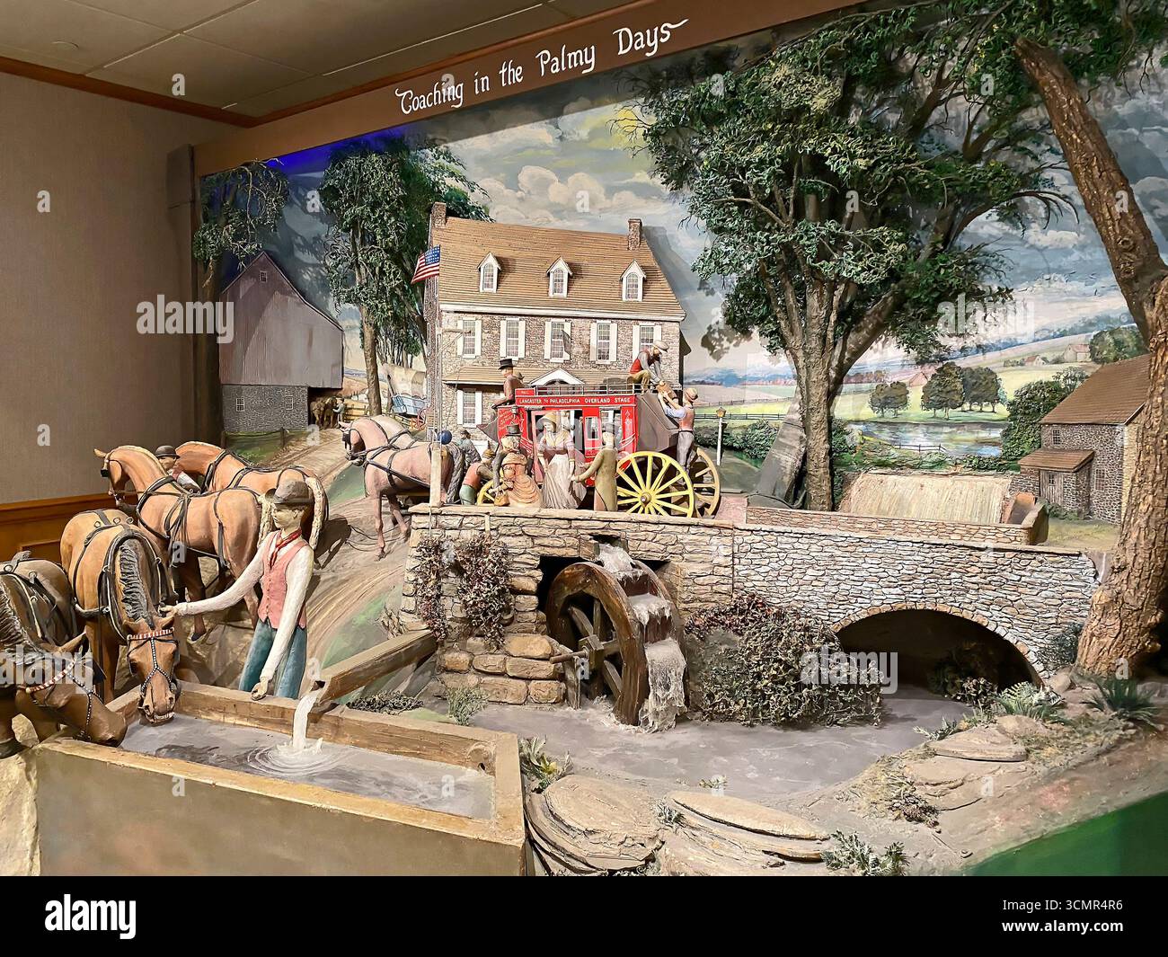 3D Kolonialszene, Kunst, Smithton Inn, Postkutsche, Mühle, Scheune, Pferde, Menschen, Wasser, Schatten Ahorn, Lancaster County, Pennsylvania, East Earl, PA Stockfoto