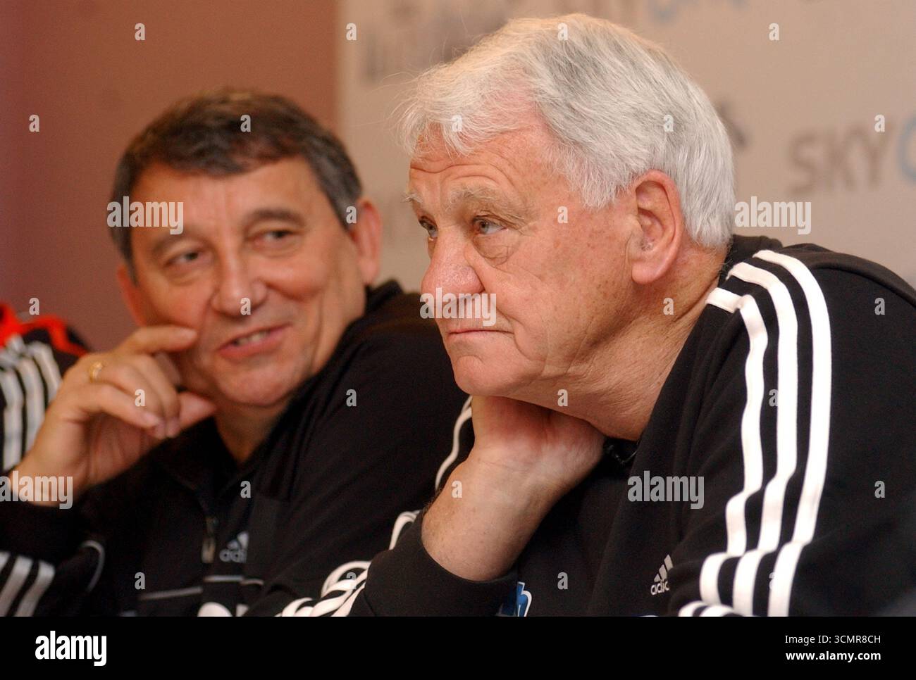 Graham Taylor und Sir Bobby Robson Pressekonferenz für die SKY One TV Reality Show The Match Stockfoto