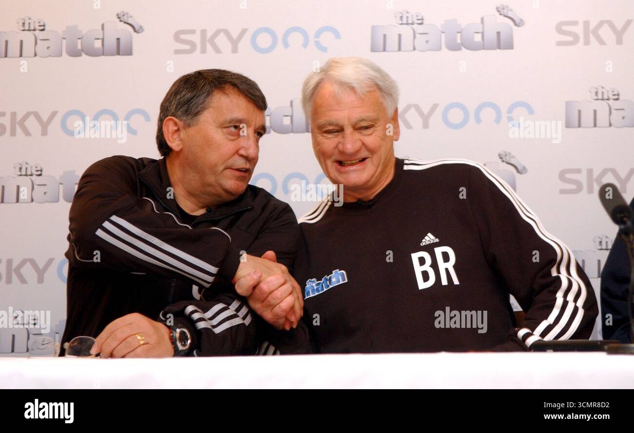 Graham Taylor und Sir Bobby Robson Pressekonferenz für die SKY One TV Reality Show The Match Stockfoto