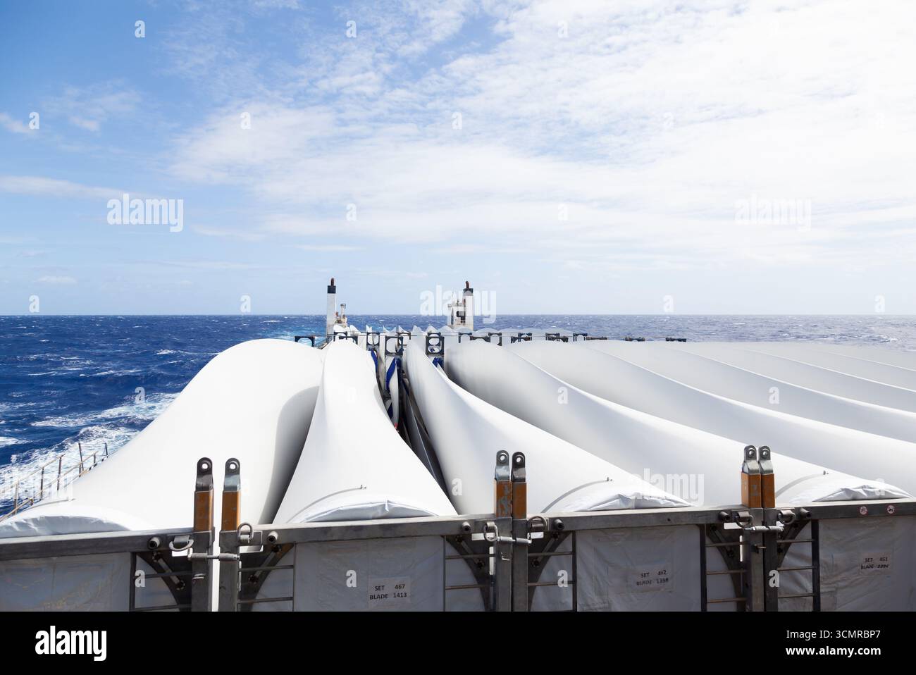 Transport von Rotorblättern für Windturbinen auf einem Frachtschiff über den Ozean. Stockfoto
