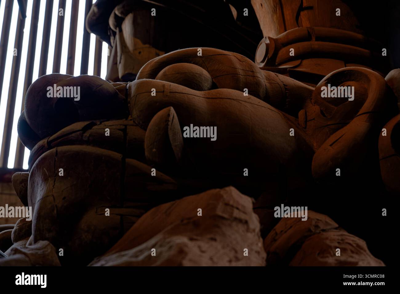 Massive Holzfüße einer Schutzstatue im Todai-JI Tempel in Nara Stockfoto
