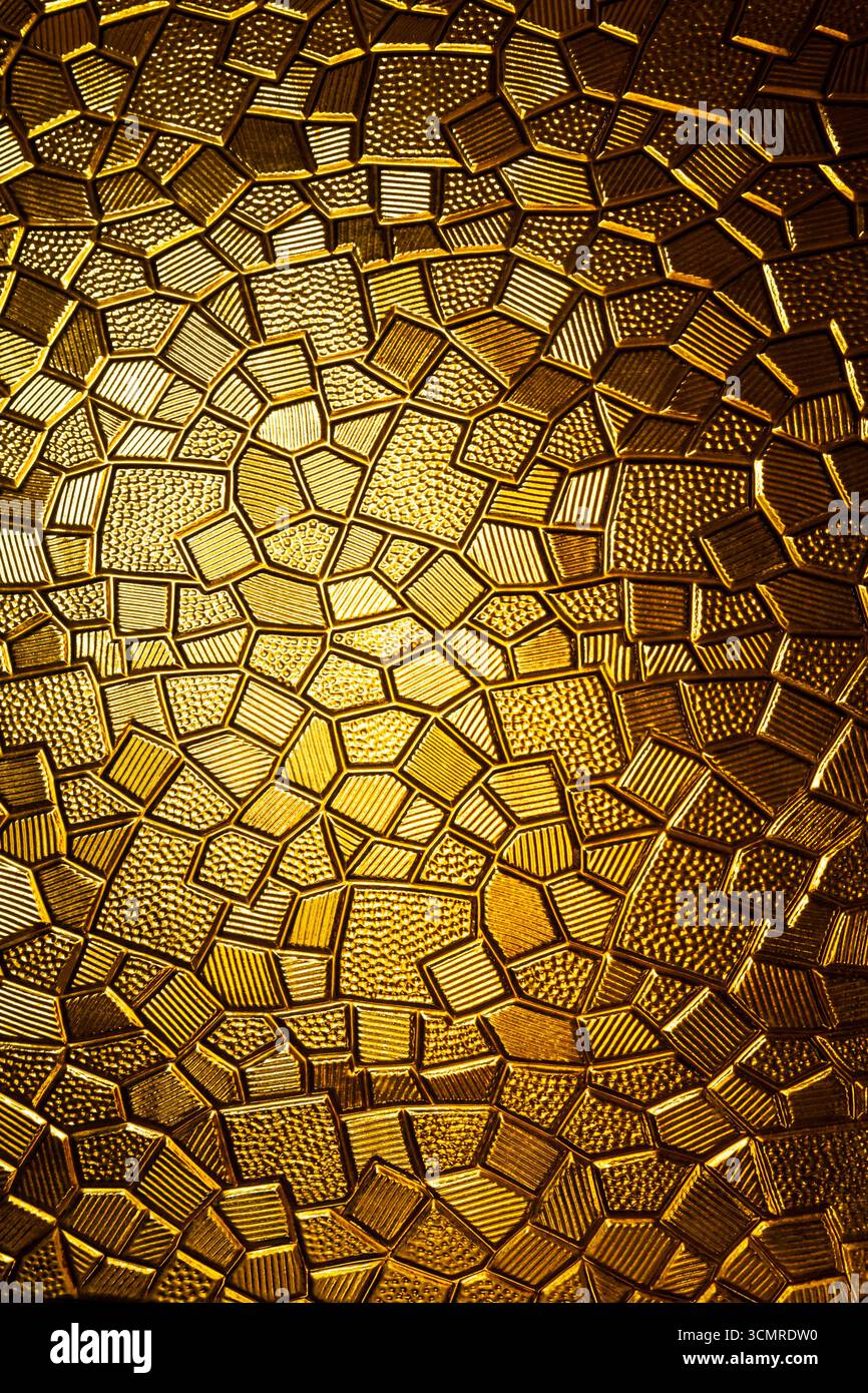 Goldene antike Metallplatte mit polygonaler Textur und geometrischem Muster, Nahaufnahme Stockfoto