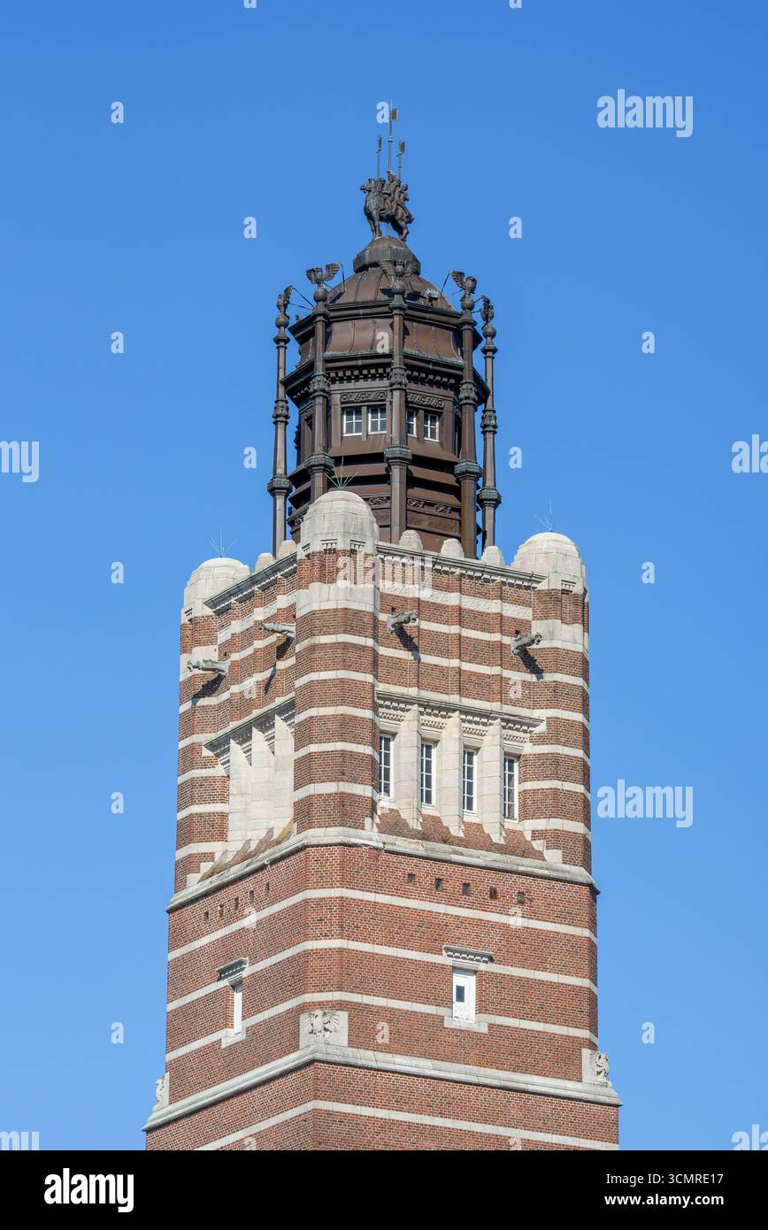 Gerichtsgebäude / Gerichtsgebäude Turm, expressionistische Backsteinarchitektur im Stadtzentrum von Dendermonde / Termont, Ostflandern, Belgien Stockfoto