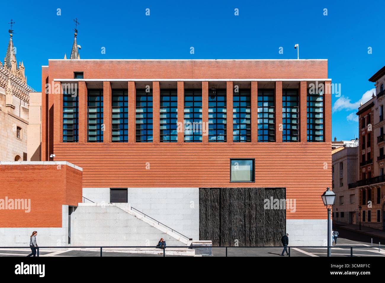 Madrid, Spanien - 01. April 2024: Moderne Ziegelfassade des Prado-Museums, von dem Architekten Rafael Moneo, im Kontrast zum antiken Kloster von Jeronimos Stockfoto