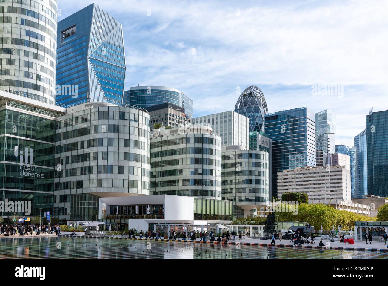Mittags im Geschäfts- und Finanzviertel La Défense am Stadtrand von Paris. Wolkenkratzer und Bürogebäude Stockfoto