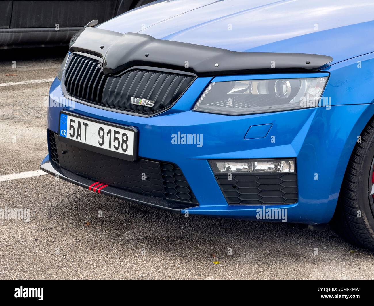 Havirov, Tschechien - 13. Februar 2025: Schwarzer Motorhaubenabweiser vorn bei Skoda Octavia II RS Stockfoto