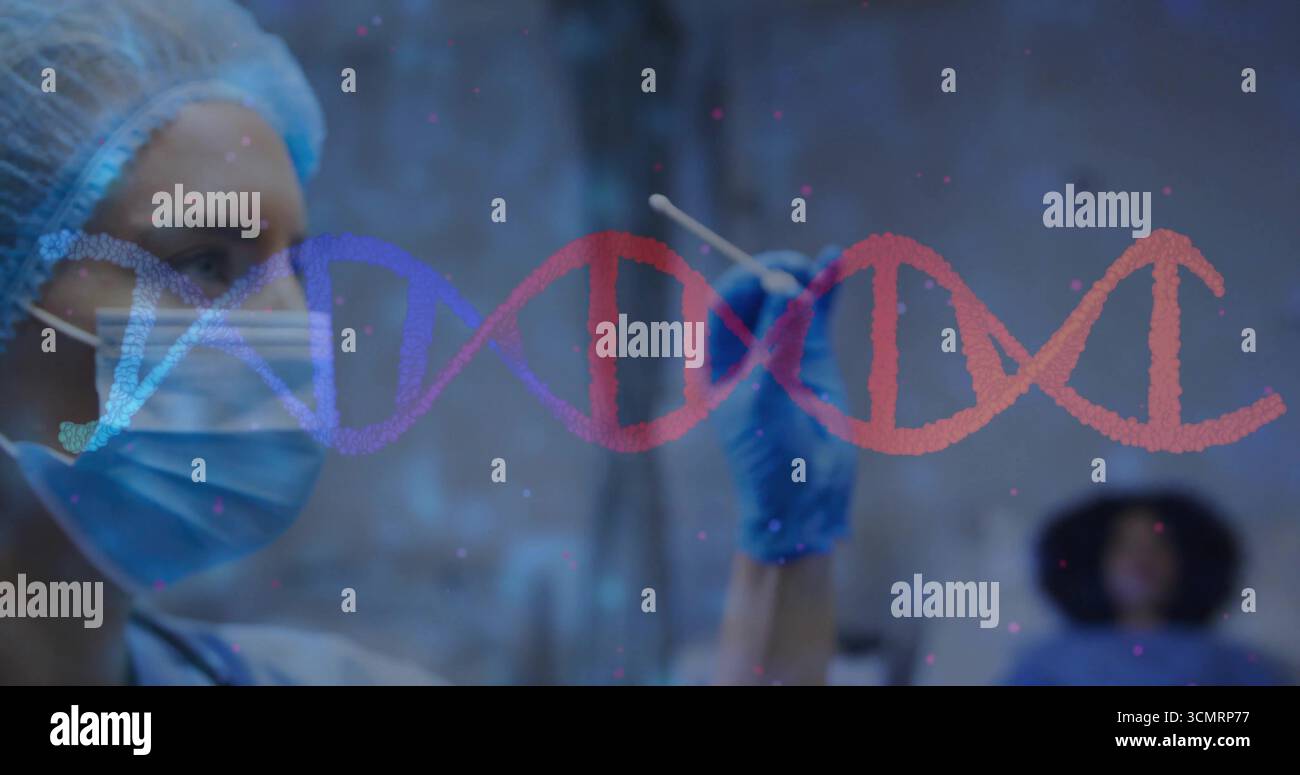 Tupfer halten, Schwester in Peelings, Maske, DNA-Helix am Patienten im Testraum untersuchen, Kopierraum Stockfoto
