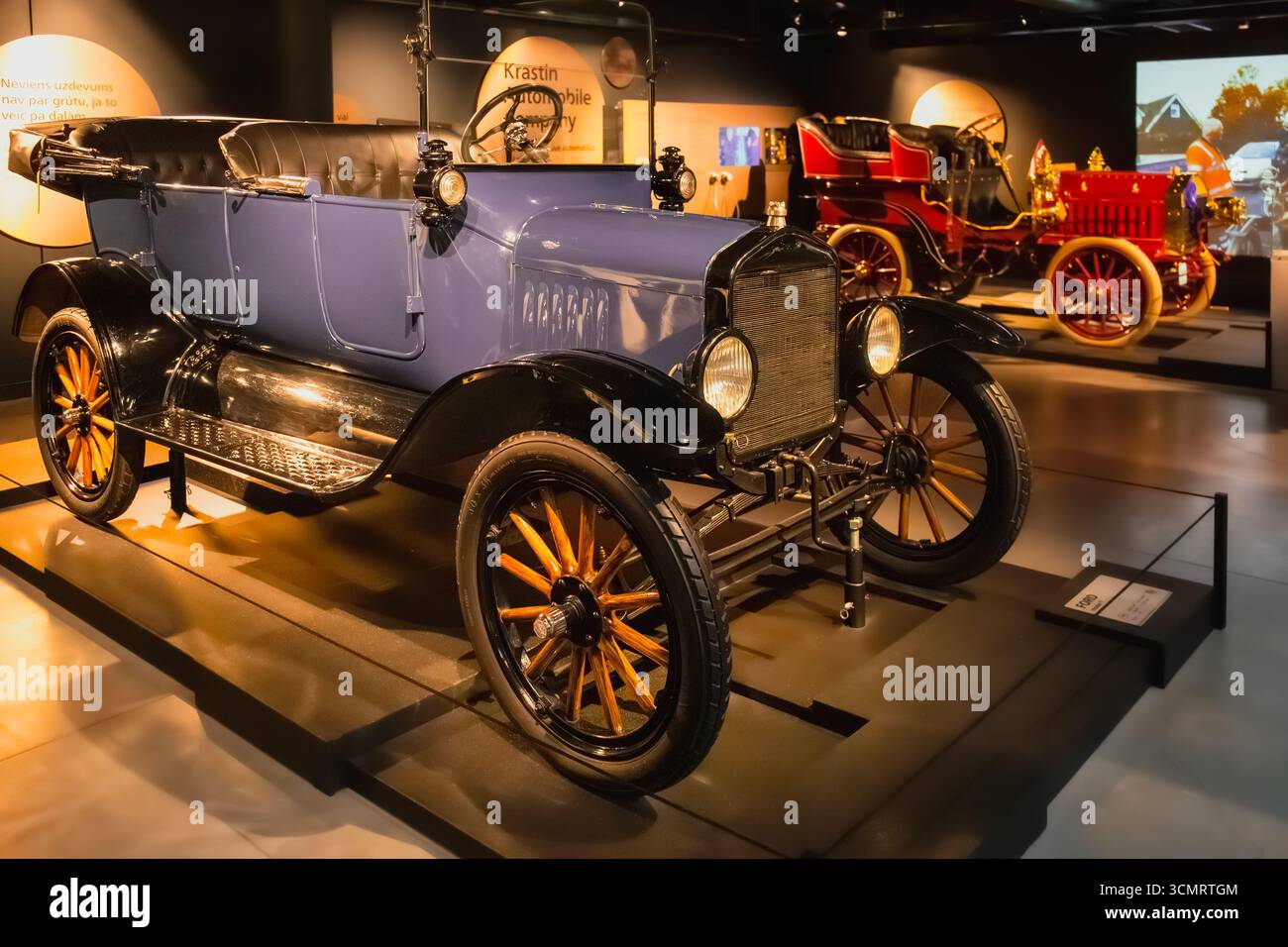 Riga, Lettland - 08. Mai 2017: Der klassische Ford Model T Touring Car wird im Riga Motor Museum ausgestellt. Ikonisches Serienfahrzeug aus den 1920er Jahren mit Holzhahn Stockfoto