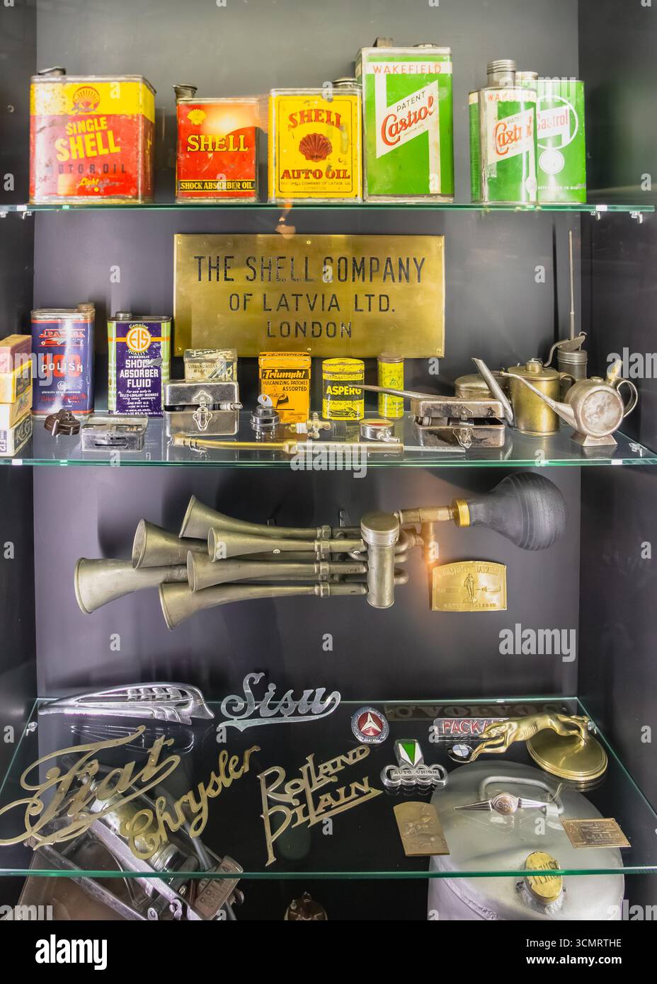 Riga, Lettland - 08. Mai 2017: Historische Automobil-Erinnerungsstücke im Rigaer Motormuseum. Historische Motoröldosen, Embleme, Werkzeuge und Zubehör von Shel Stockfoto