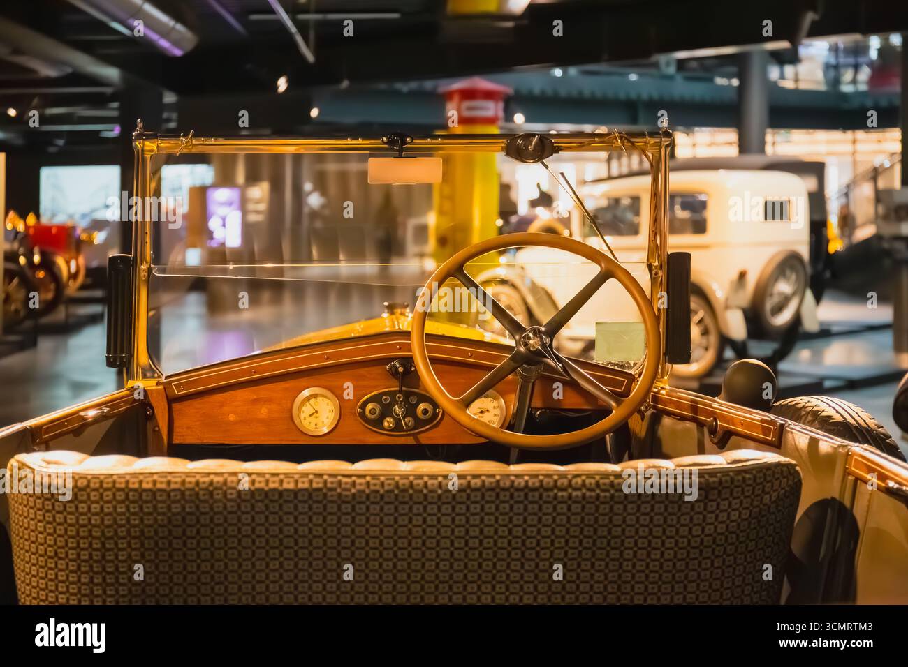 Riga, Lettland - 08. Mai 2017: Oldtimer-Innenraum mit hölzerner Armatur und Messinglenkrad, Riga Motor Museum. Offenes klassisches Design mit Leg Stockfoto