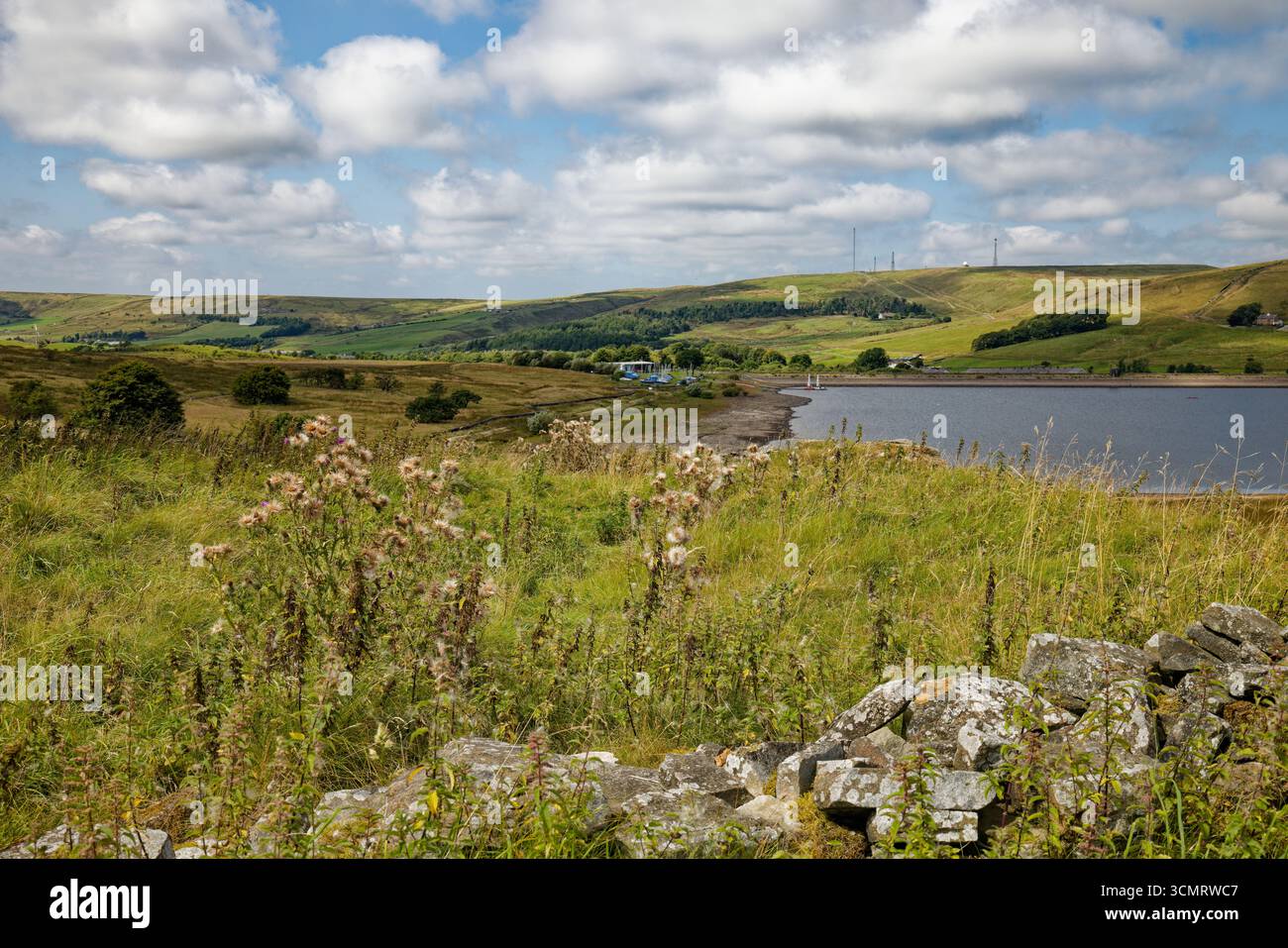 Das Clowbridge Reservoir befindet sich im Tal, umgeben von sanften Hügeln und Mooren von Pennine, Burnley, Lancashire. Stockfoto