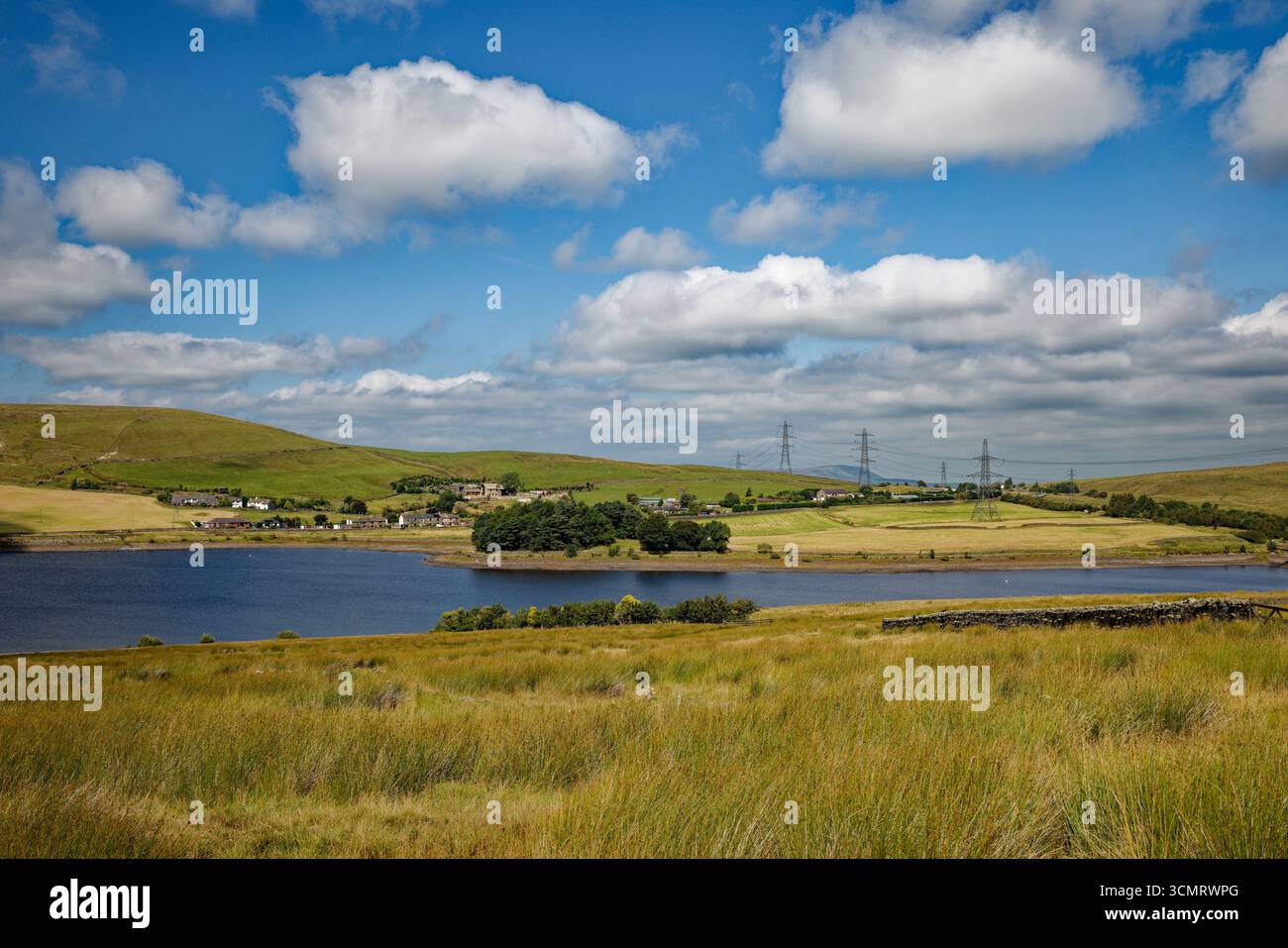 Clowbridge Reservoir umgeben von Pennine Hills mit Pendle Hill im Hintergrund, Burnley, Lancashire. Stockfoto