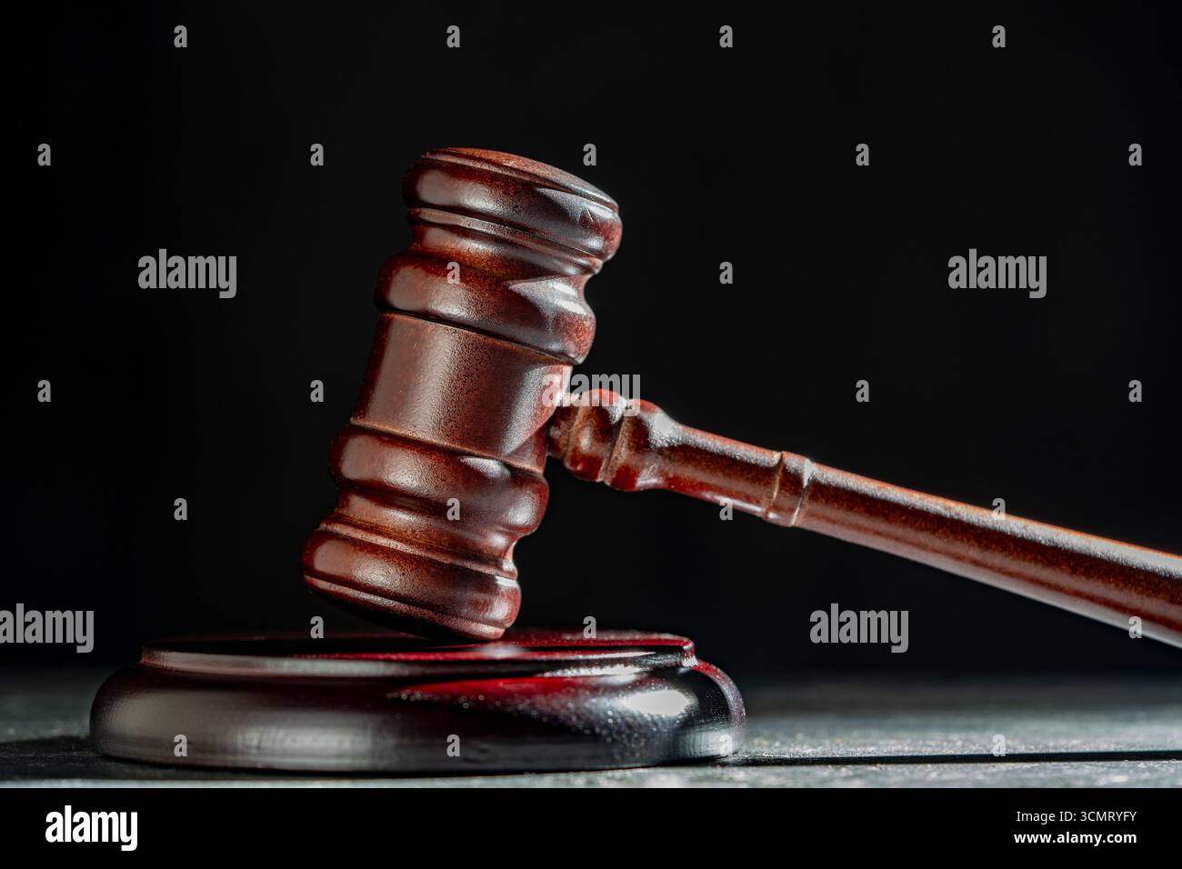 Hölzerner Hammer und Soundboard auf schwarzem Hintergrund, Nahaufnahme Stockfoto