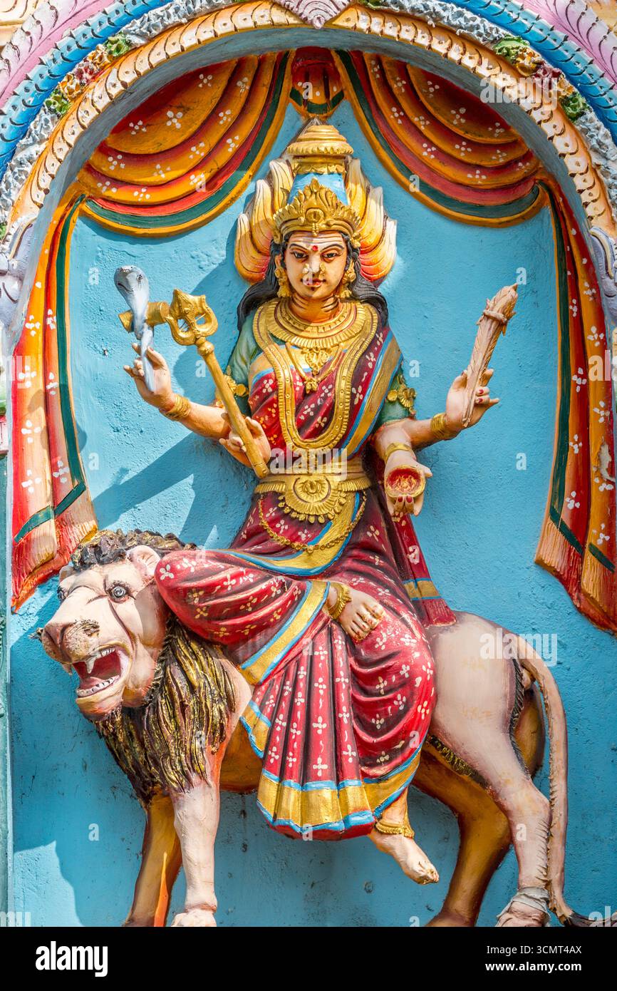 Sri Lanka - Matale - Sri Muthumariamman Kovil Tempel (Durga) - farbenfrohe Skulptur der Göttin auf einem Löwen Stockfoto