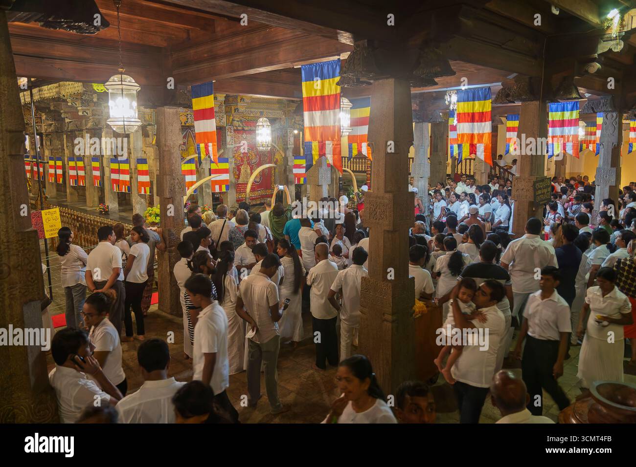 Sri Lanka - Kandy - Tempel des Zahns - Gläubige im heiligen Saal Stockfoto