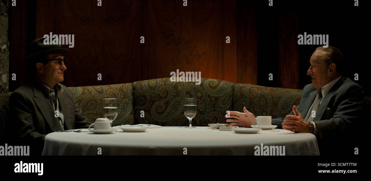 Die Alto Knights ist ein US-amerikanisches Kriminaldrama von Barry Levinson aus dem Jahr 2025, das von Nicholas Pileggi geschrieben wurde. Der Film spielt Robert de Niro in einer Doppelrolle als Mobbosse der 1950er Jahre Vito Genovese und Frank Costello, mit Debra Messing, Cosmo Jarvis, Kathrine Narducci und Michael Rispoli in Nebenrollen. Stockfoto