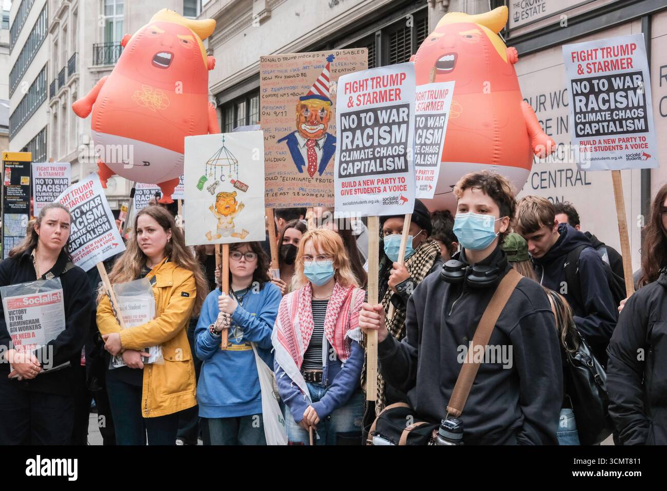 London, Vereinigtes Königreich 17. September 2025. Stoppt den marsch der Trump-Koalition und die Kundgebung findet im Zentrum Londons statt. Schätzungsweise 5.000 Demonstranten versammeln sich im Zentrum Londons gegen die Politik der Trump-Regierung während des Präsidentschaftsstaatsbesuchs in Großbritannien. Im Bild: Studenten, die sich der sozialistischen Studentenbewegung angeschlossen haben, tragen Anti-Trump-Plakate entlang der marschroute. Stockfoto