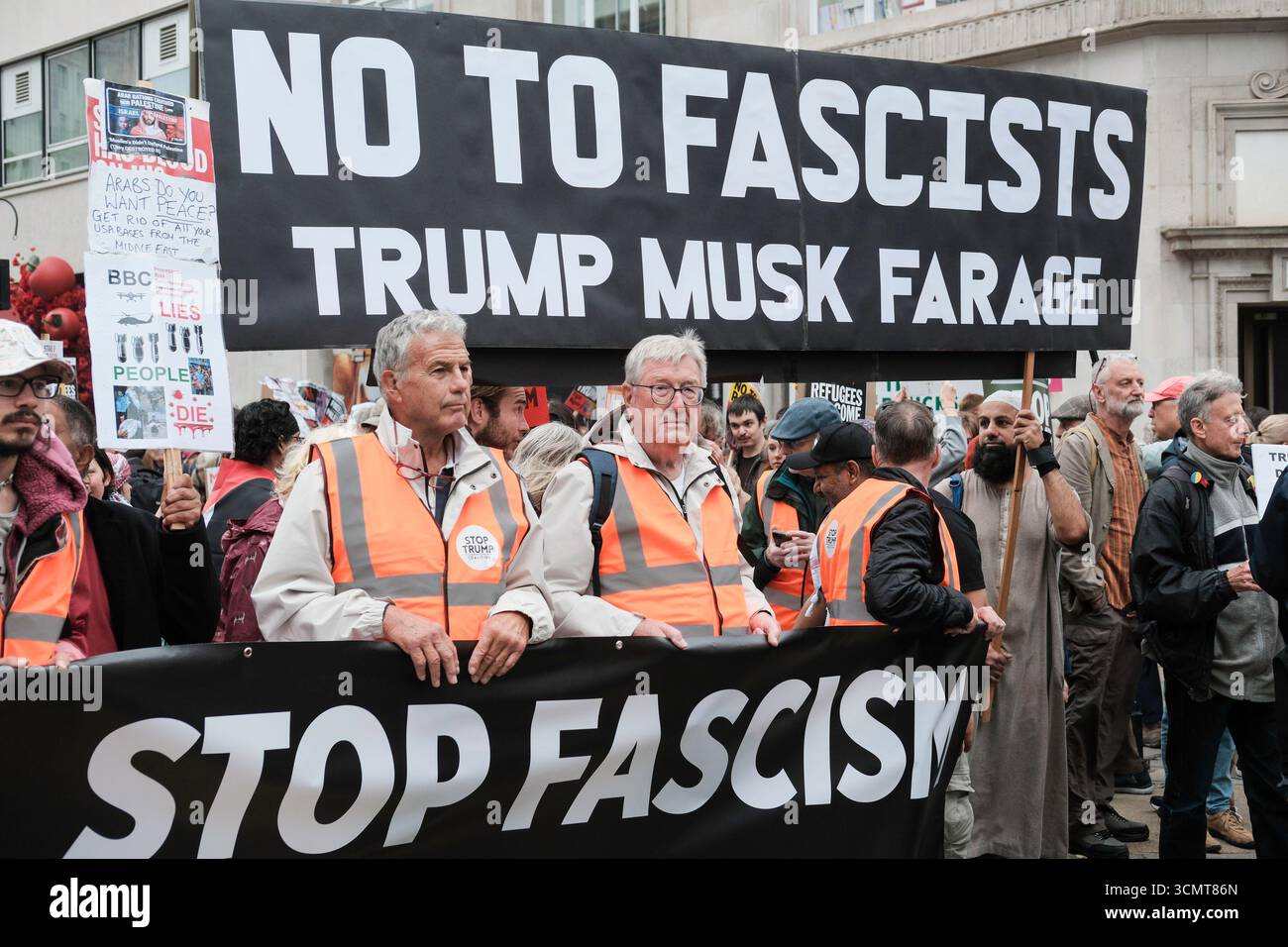 London, Vereinigtes Königreich 17. September 2025. Stoppt den marsch der Trump-Koalition und die Kundgebung findet im Zentrum Londons statt. Schätzungsweise 5.000 Demonstranten versammeln sich im Zentrum Londons gegen die Politik der Trump-Regierung während des Präsidentschaftsstaatsbesuchs in Großbritannien. Im Bild: Anti-Trump-Banner und Plakate werden entlang der marschroute getragen. Stockfoto