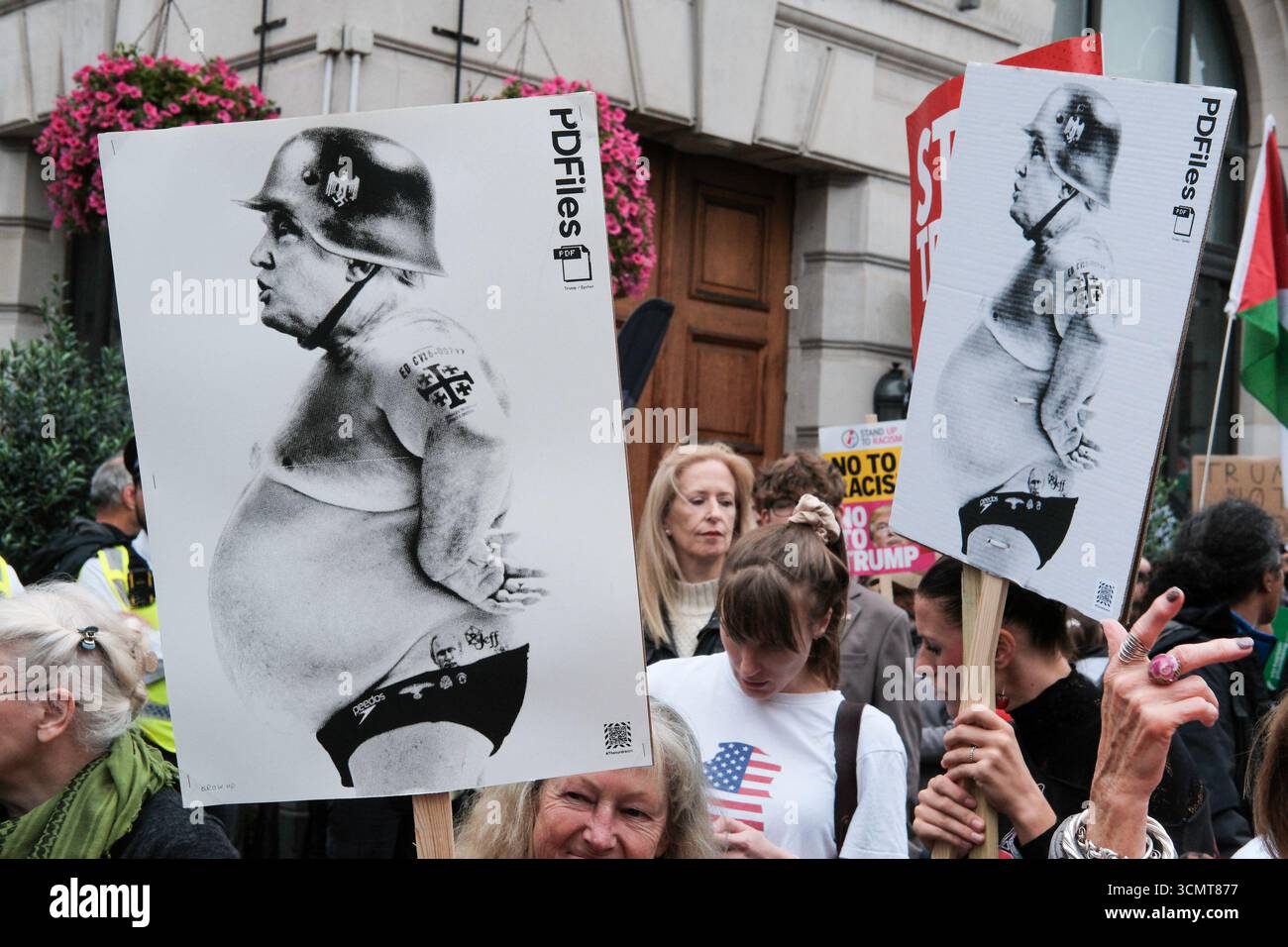 London, Vereinigtes Königreich 17. September 2025. Stoppt den marsch der Trump-Koalition und die Kundgebung findet im Zentrum Londons statt. Schätzungsweise 5.000 Demonstranten versammeln sich im Zentrum Londons gegen die Politik der Trump-Regierung während des Präsidentschaftsstaatsbesuchs in Großbritannien. Im Bild: Plakate, die Donald Trump mit faschistischen Bildern darstellen, werden auf der marschroute getragen. Stockfoto