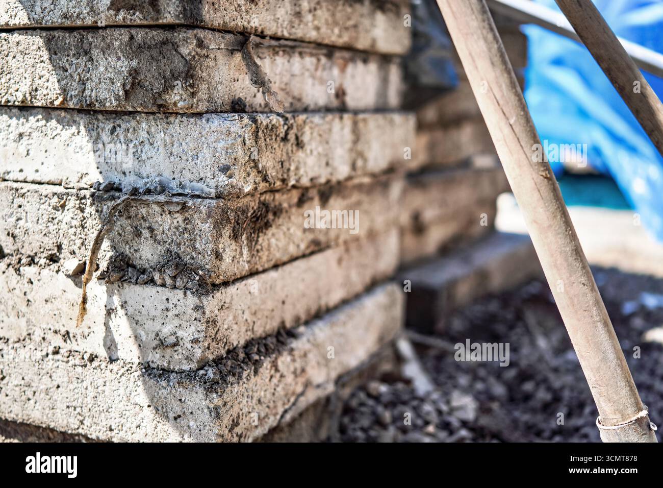 Stapel alter Betonsteinblöcke für den Straßenbau, Nahaufnahme Stockfoto