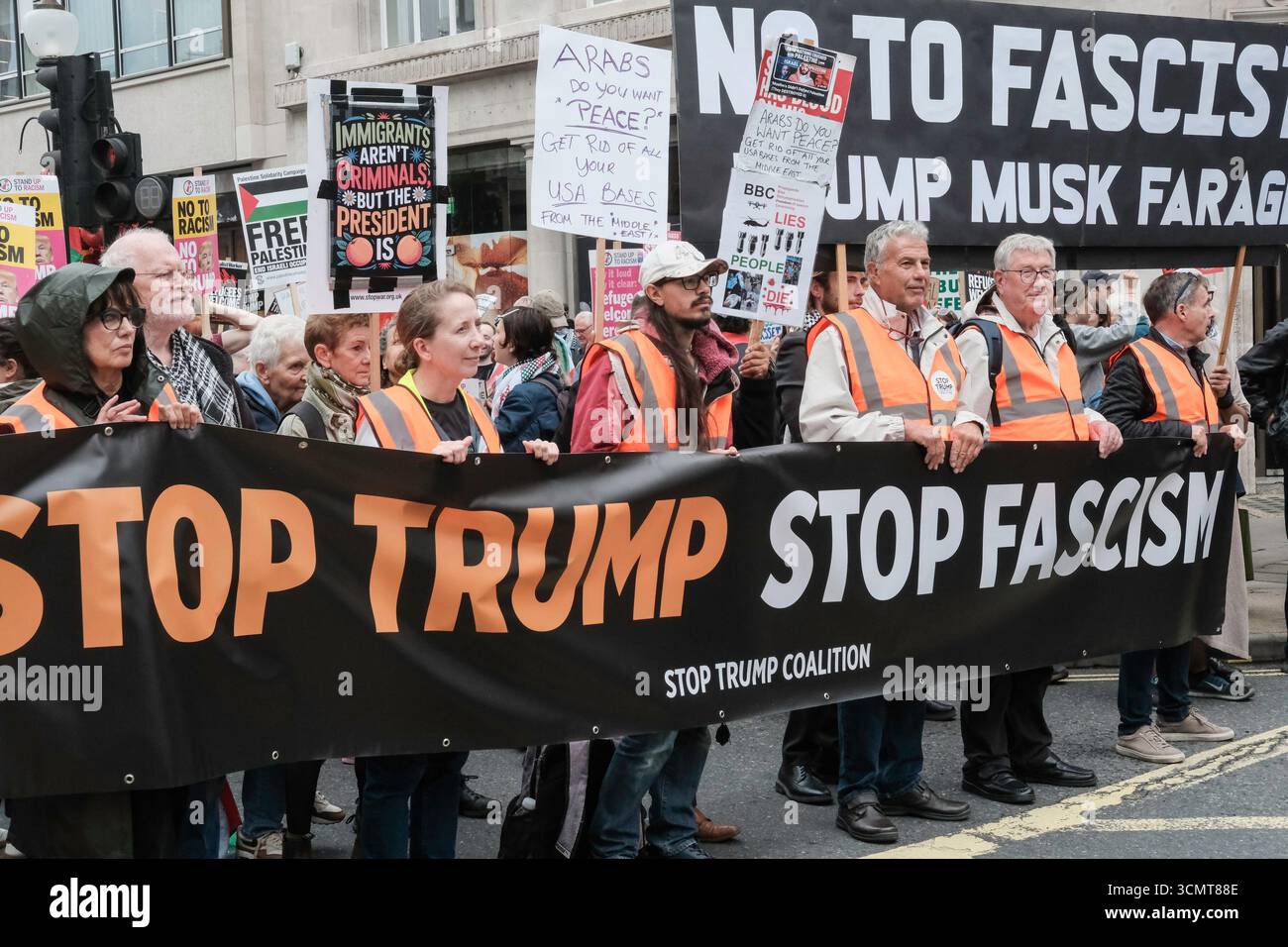 London, Vereinigtes Königreich 17. September 2025. Stoppt den marsch der Trump-Koalition und die Kundgebung findet im Zentrum Londons statt. Schätzungsweise 5.000 Demonstranten versammeln sich im Zentrum Londons gegen die Politik der Trump-Regierung während des Präsidentschaftsstaatsbesuchs in Großbritannien. Im Bild: Anti-Trump-Banner und Plakate werden entlang der marschroute getragen. Stockfoto
