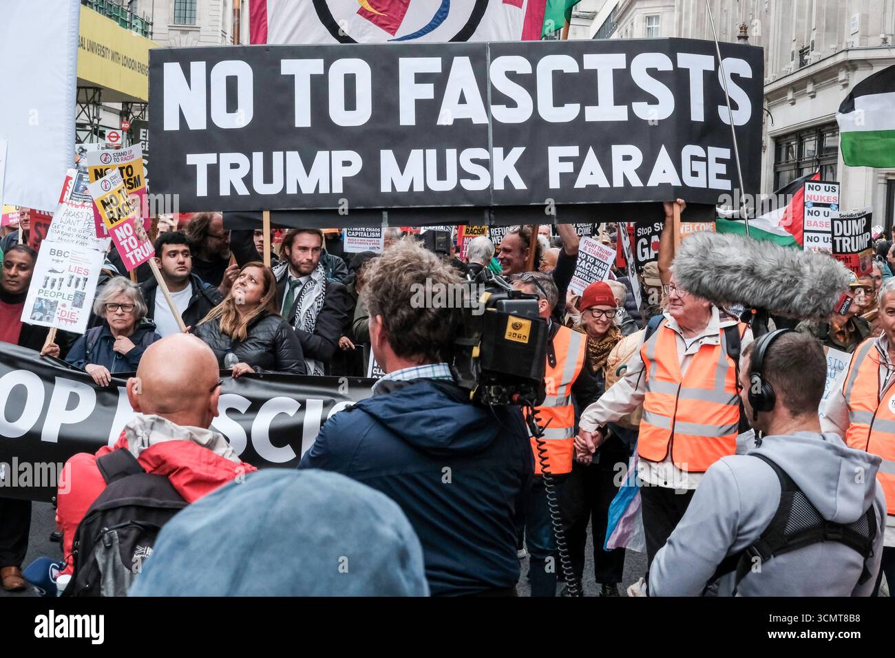 London, Vereinigtes Königreich 17. September 2025. Stoppt den marsch der Trump-Koalition und die Kundgebung findet im Zentrum Londons statt. Schätzungsweise 5.000 Demonstranten versammeln sich im Zentrum Londons gegen die Politik der Trump-Regierung während des Präsidentschaftsstaatsbesuchs in Großbritannien. Im Bild: Anti-Trump-Banner und Plakate werden entlang der marschroute getragen. Stockfoto