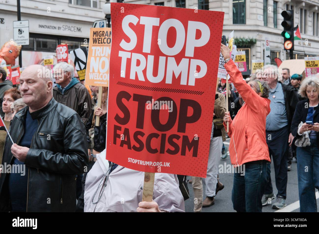 London, Vereinigtes Königreich 17. September 2025. Stoppt den marsch der Trump-Koalition und die Kundgebung findet im Zentrum Londons statt. Schätzungsweise 5.000 Demonstranten versammeln sich im Zentrum Londons gegen die Politik der Trump-Regierung während des Präsidentschaftsstaatsbesuchs in Großbritannien. Im Bild: Anti-Trump-Banner und Plakate werden entlang der marschroute getragen. Stockfoto